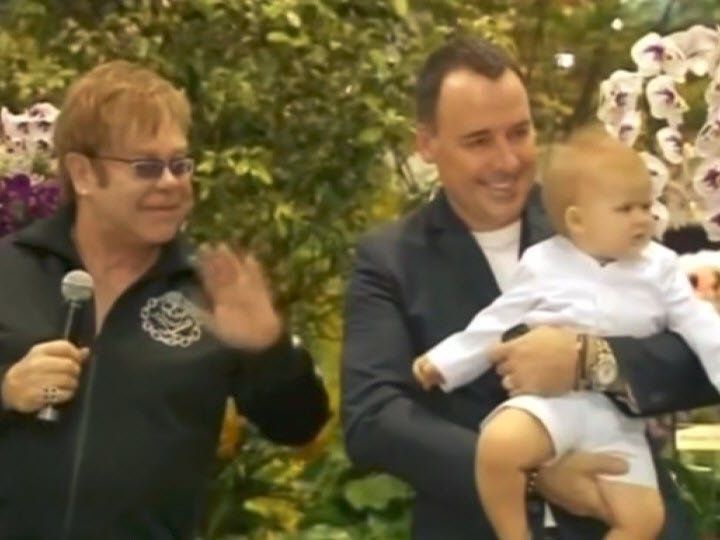 Der Popstar zeigte sich empört über Äußerungen der Modemacher zum Thema künstliche Befruchtung und gleichgeschlechtliche Elternschaft. Der Popstar zeigte sich empört über Äußerungen der Modemacher zum Thema künstliche Befruchtung und gleichgeschlechtliche Elternschaft.