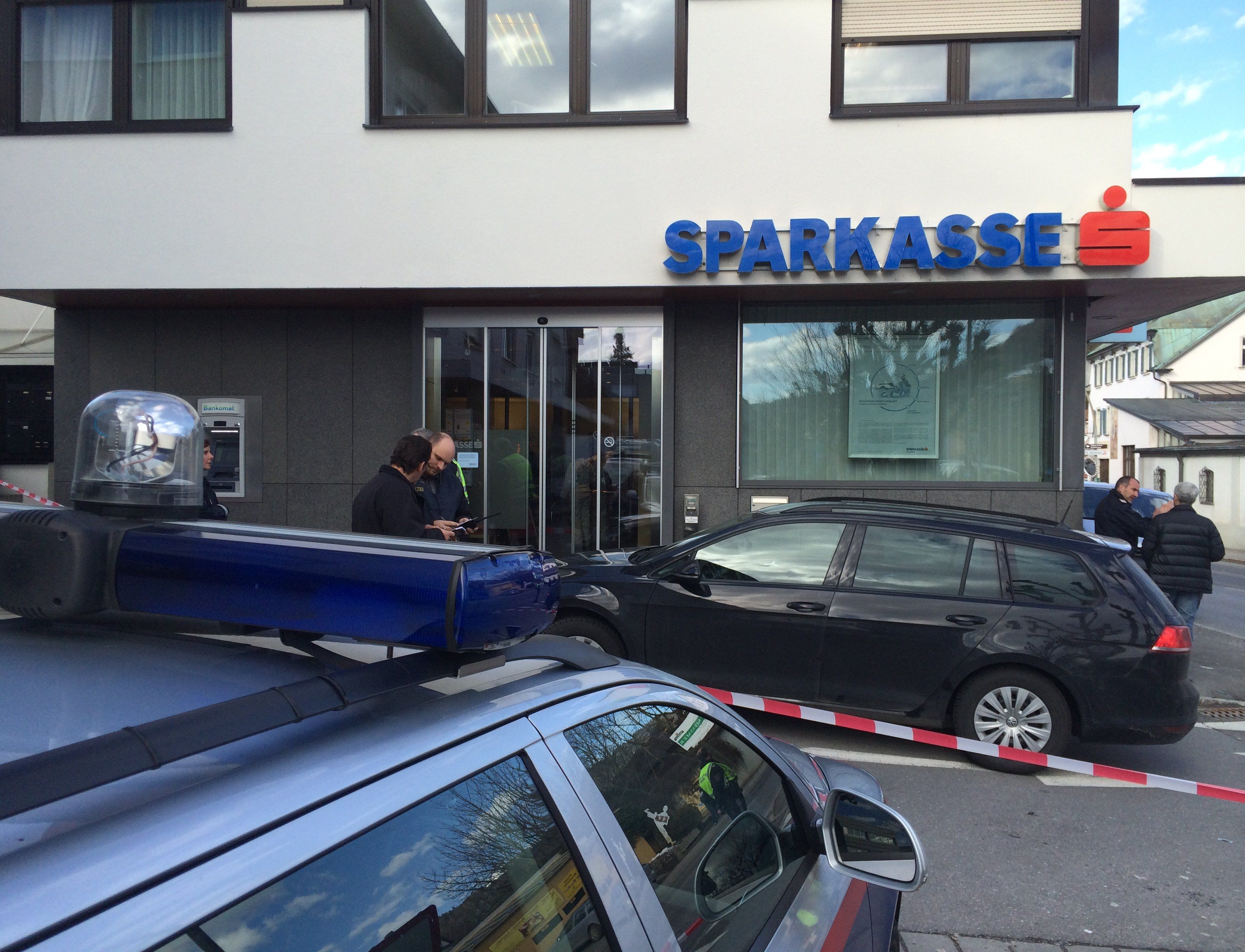 Die Sparkasse in Lochau wurde am Dienstagnachmittag überfallen. Die Sparkasse in Lochau wurde am Dienstagnachmittag überfallen.