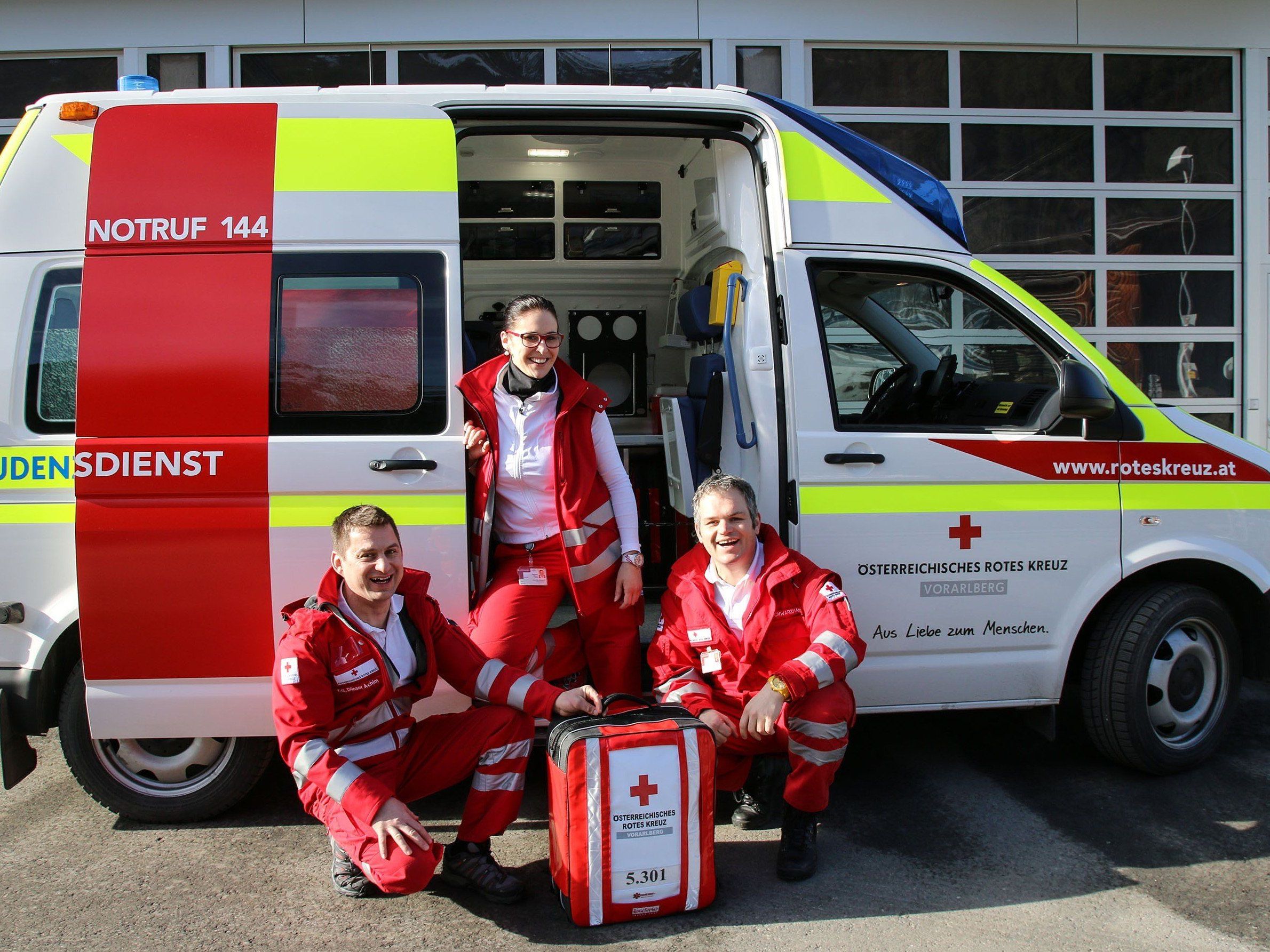 Kommandant Achim Dünser, Raphaela Dünser und Marcel Schwarzmann (v.li.n.re.) zeigen den neuen Notfallrucksack. Kommandant Achim Dünser, Raphaela Dünser und Marcel Schwarzmann (v.li.n.re.) zeigen den neuen Notfallrucksack.
