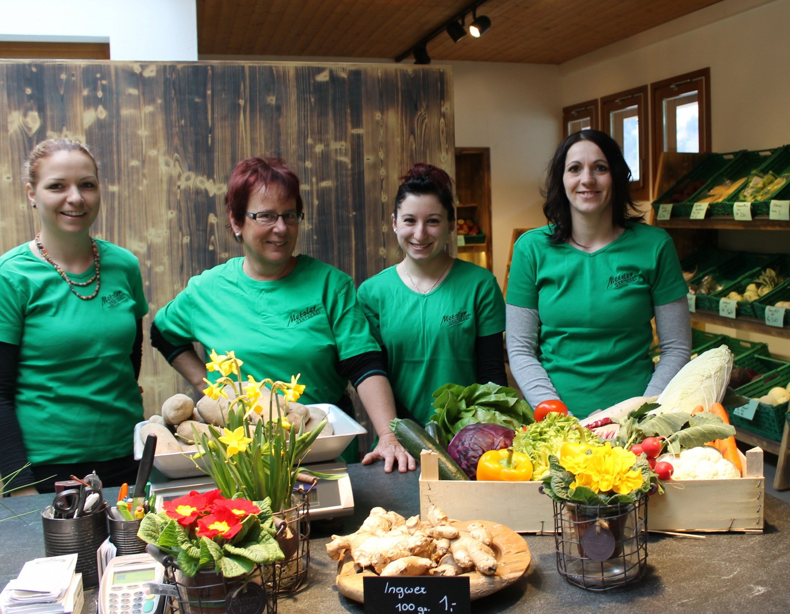 Die Damen des Verkaufs im neu gestalteten Gemüseraum Die Damen des Verkaufs im neu gestalteten Gemüseraum