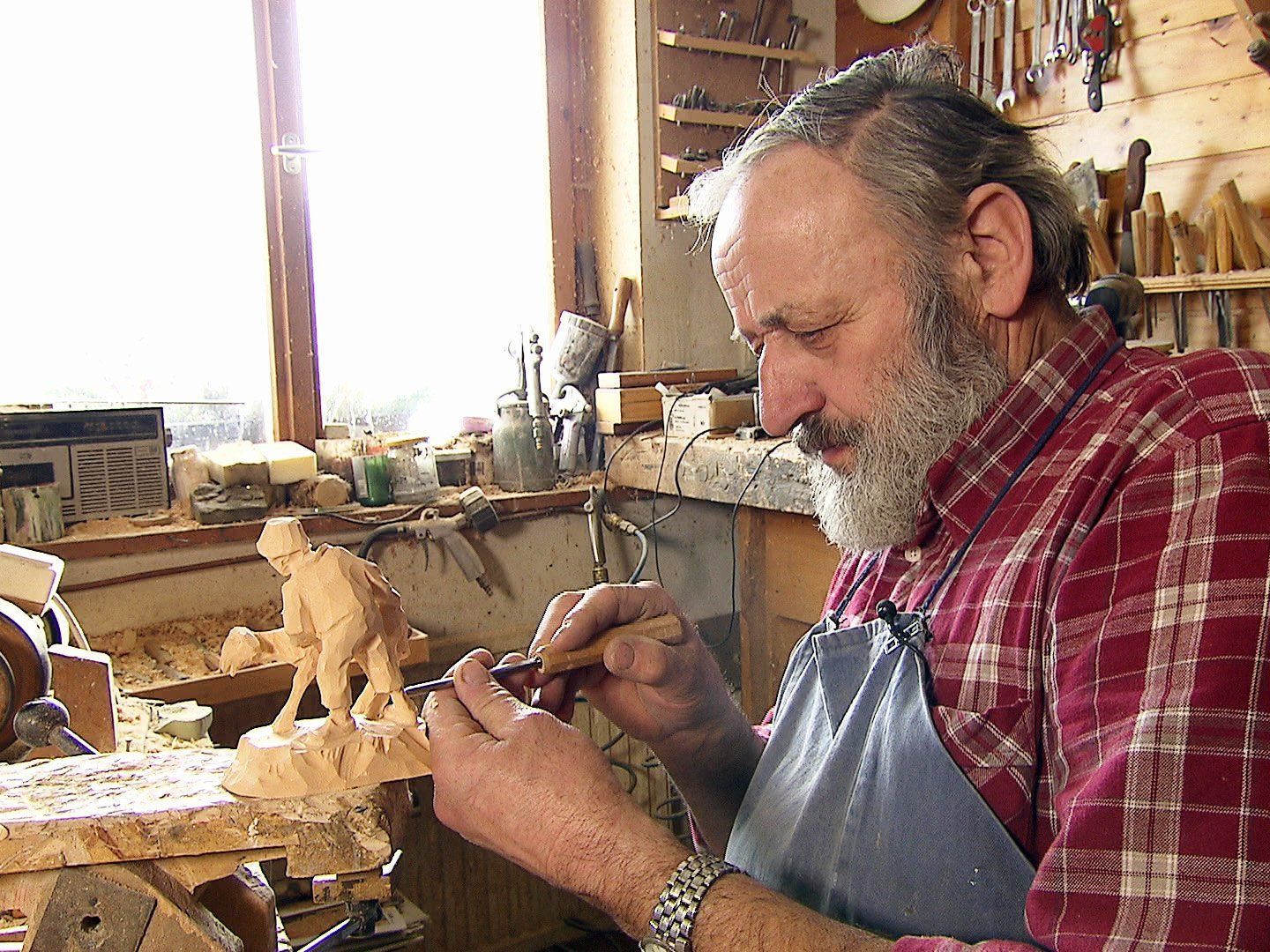 Auftritt im Fernsehen: Holzbildhauer Albert Ammann. Auftritt im Fernsehen: Holzbildhauer Albert Ammann.