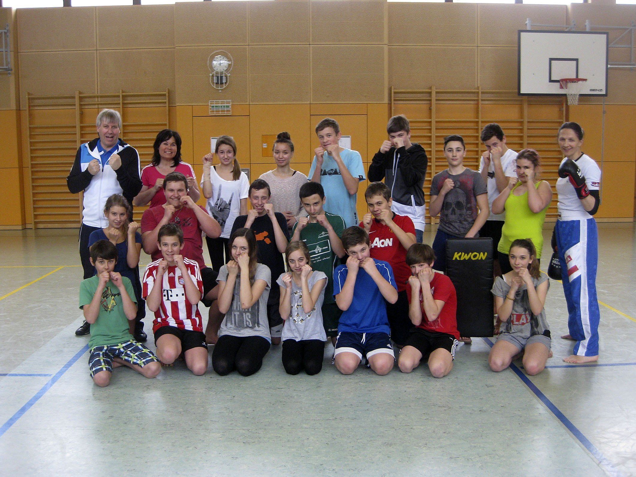 Die 4c der Mittelschule Schruns-Grüt freute sich über den Besuch von Kickbox-Weltmeisterin Bianca Ammann-Loretz.