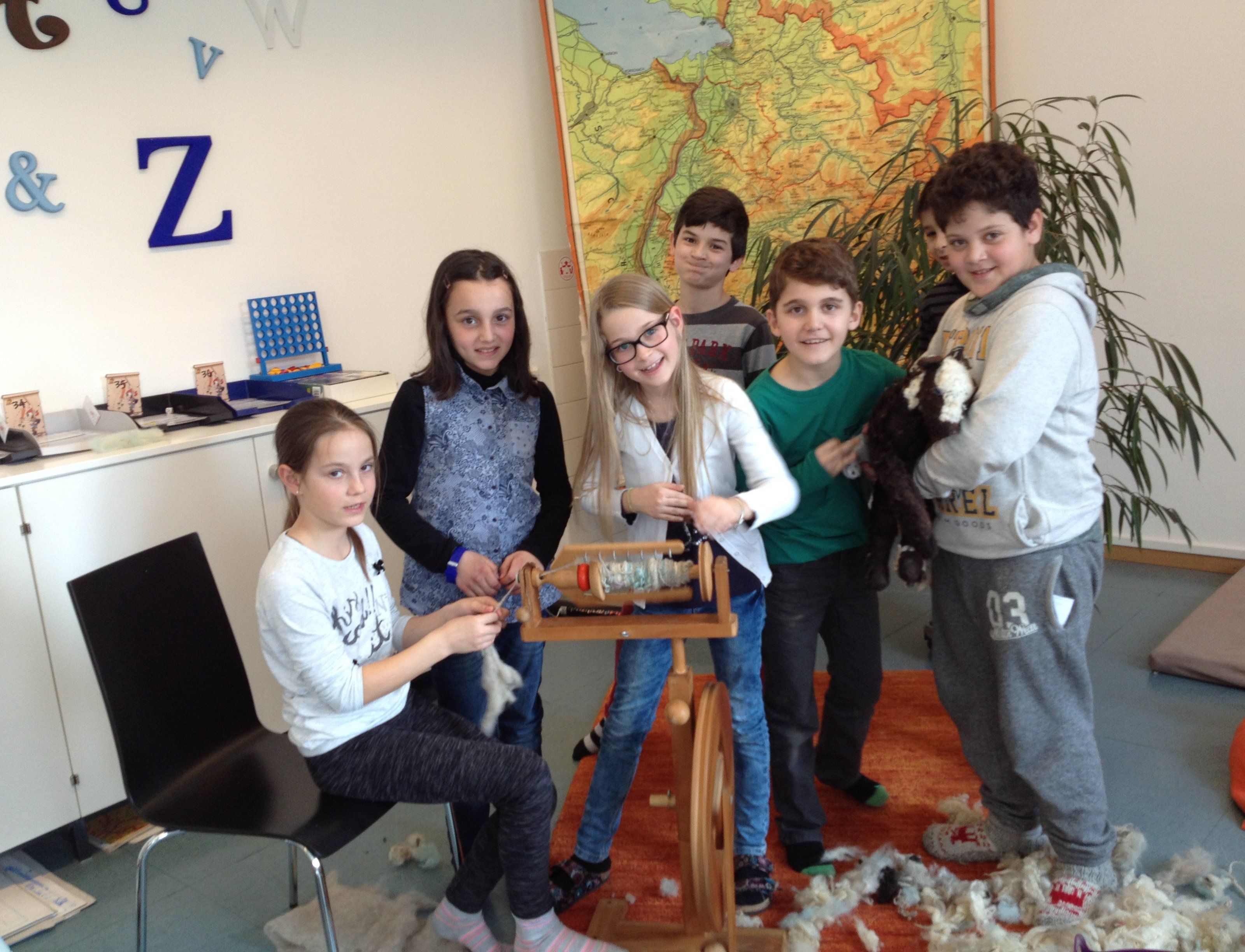 Anna, Aylin, Annabelle, Ender, Mustafa, Mert und Eyüp am Wolle spinnen Anna, Aylin, Annabelle, Ender, Mustafa, Mert und Eyüp am Wolle spinnen