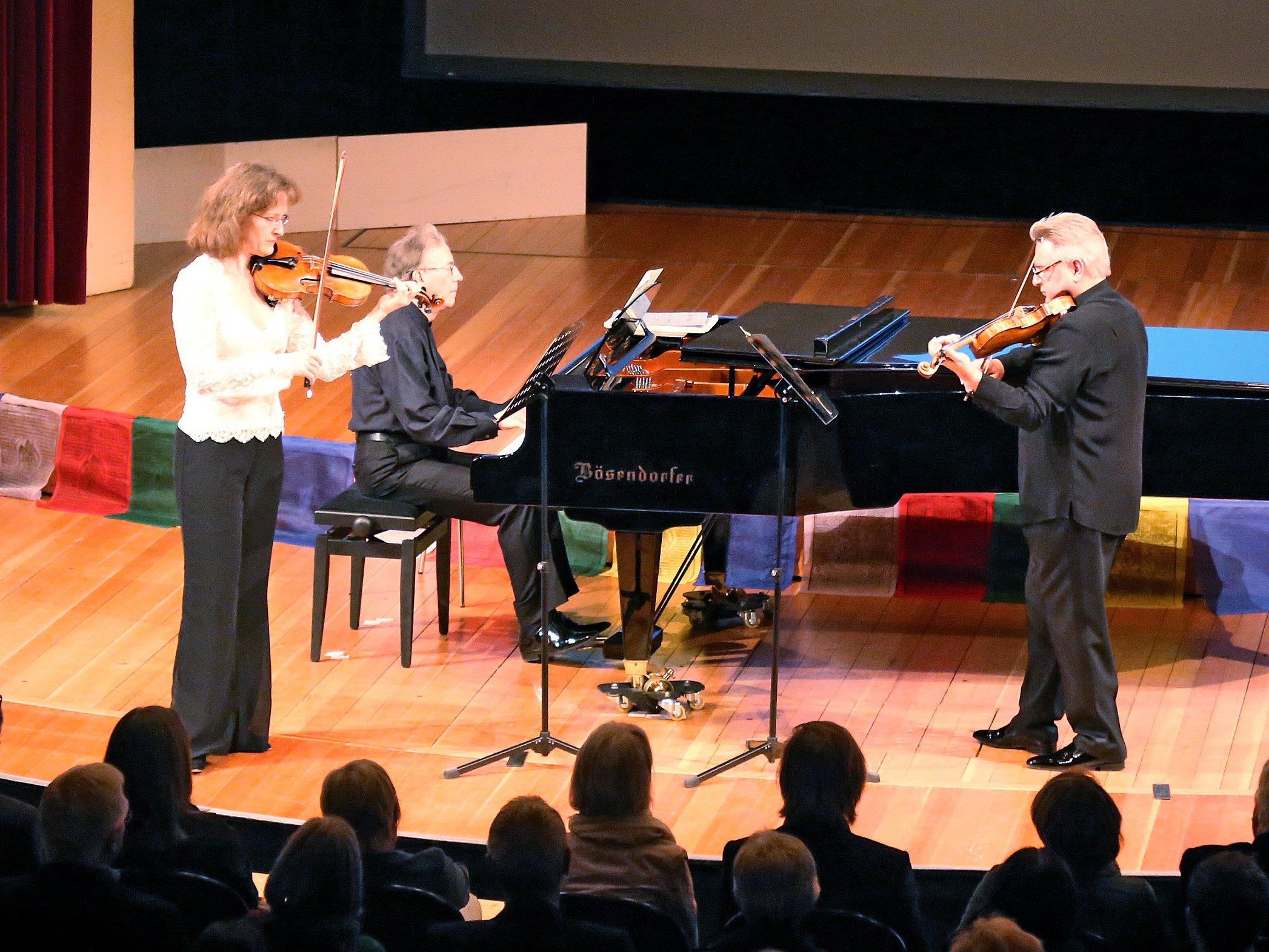 Brigitte und Peter Brem (Geige) sowie Eberhard Zagrosek (Piano) boten ein tolles Programm mit klassischen Klängen.