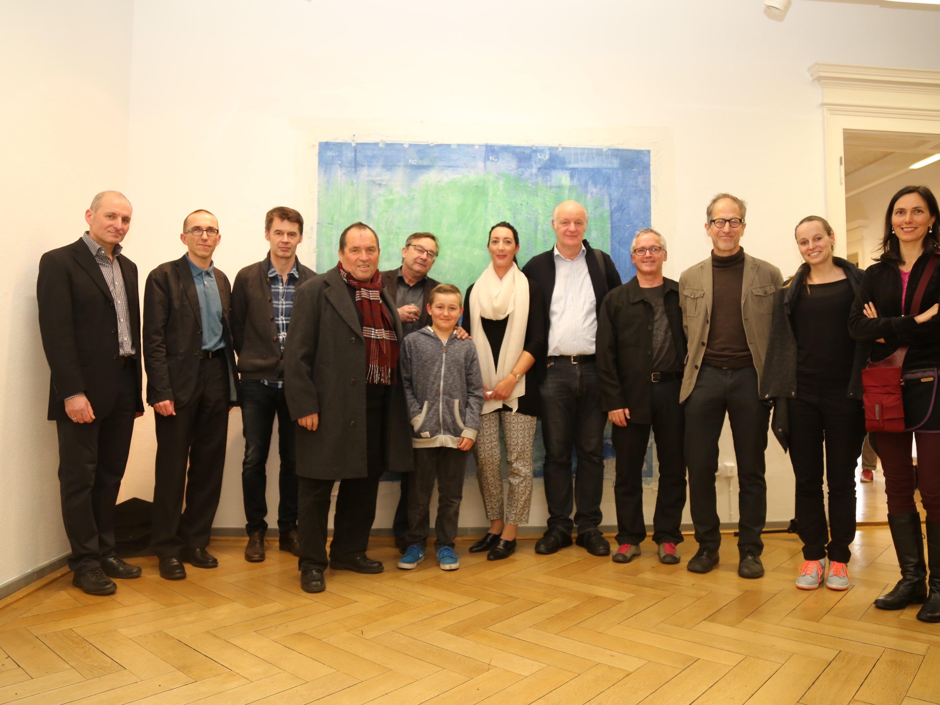 Zehn der 13 Künstler mit Kuratorin und Präsidentin Kahtrin Dünser (Mitte).