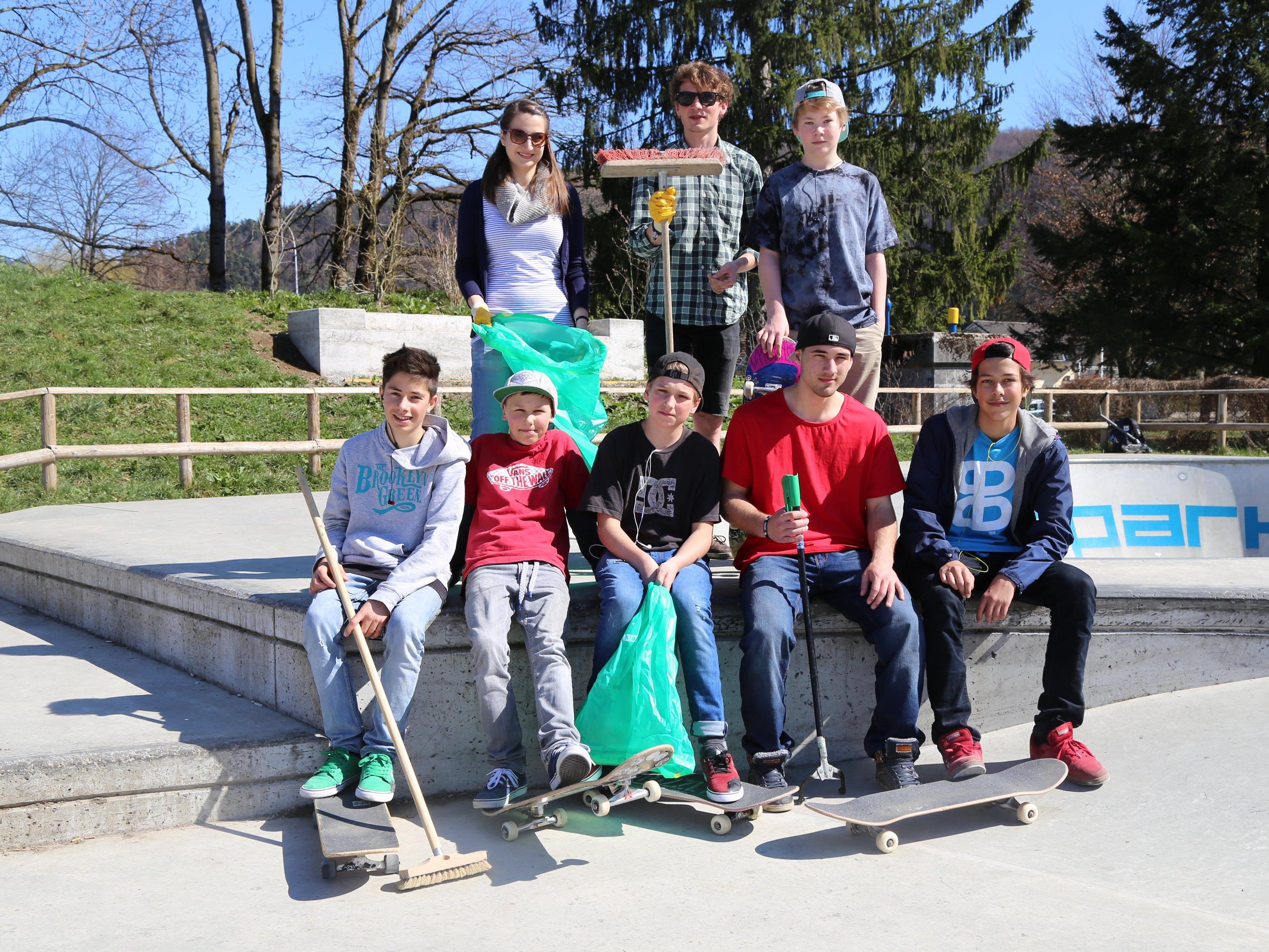 Jugendliche säuberten voller Eifer ihren Skateplatz .