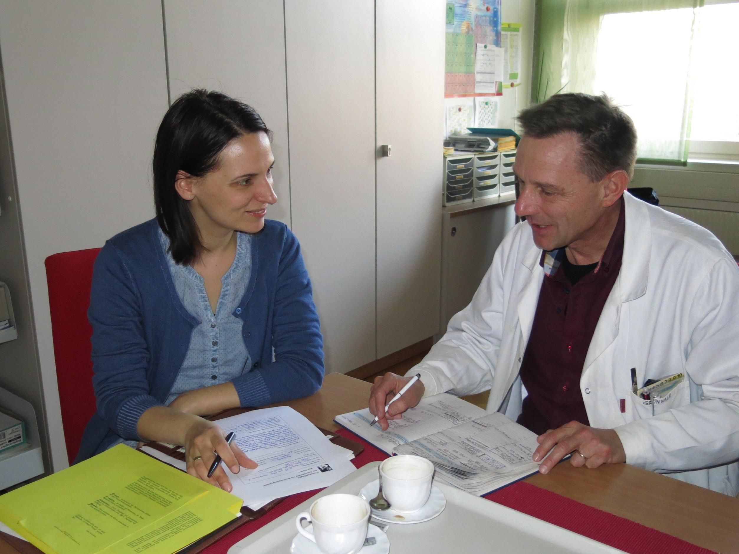 Kindergartenpädagogin Bettina Waibel und Dr. Michael Grünwald (HTL) besprechen das Kursangebot
