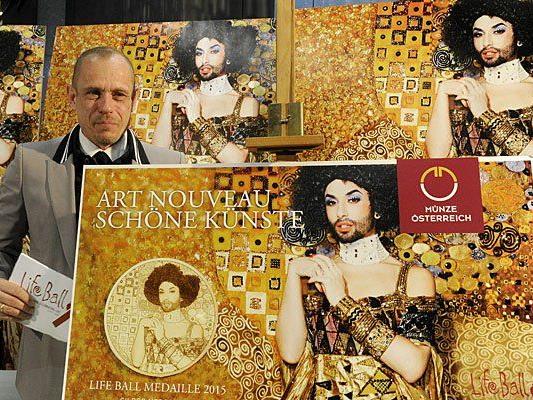Life Ball-Organisator Gery Keszler mit dem Life Ball Poster: Conchita Wurst als Gustav Klimts "Goldene Adele"