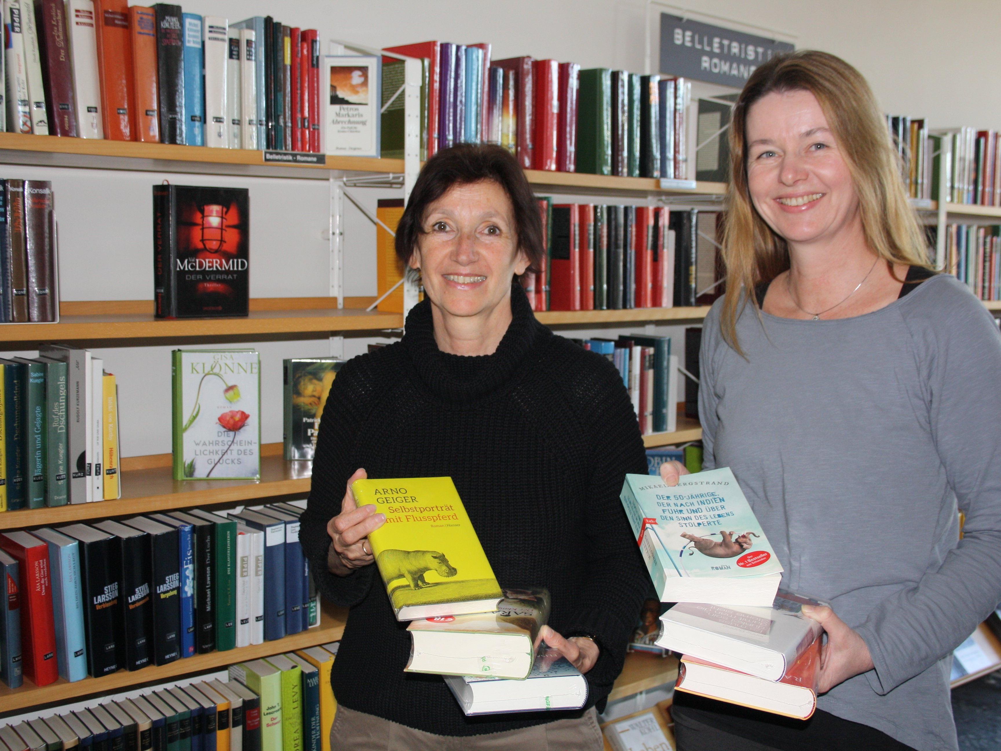 BU: Silvia Schallert und Birgit Lechner vom Büchereiteam präsentieren die neuesten Romane, viel Lesestoff auch für die Erwachsenen.