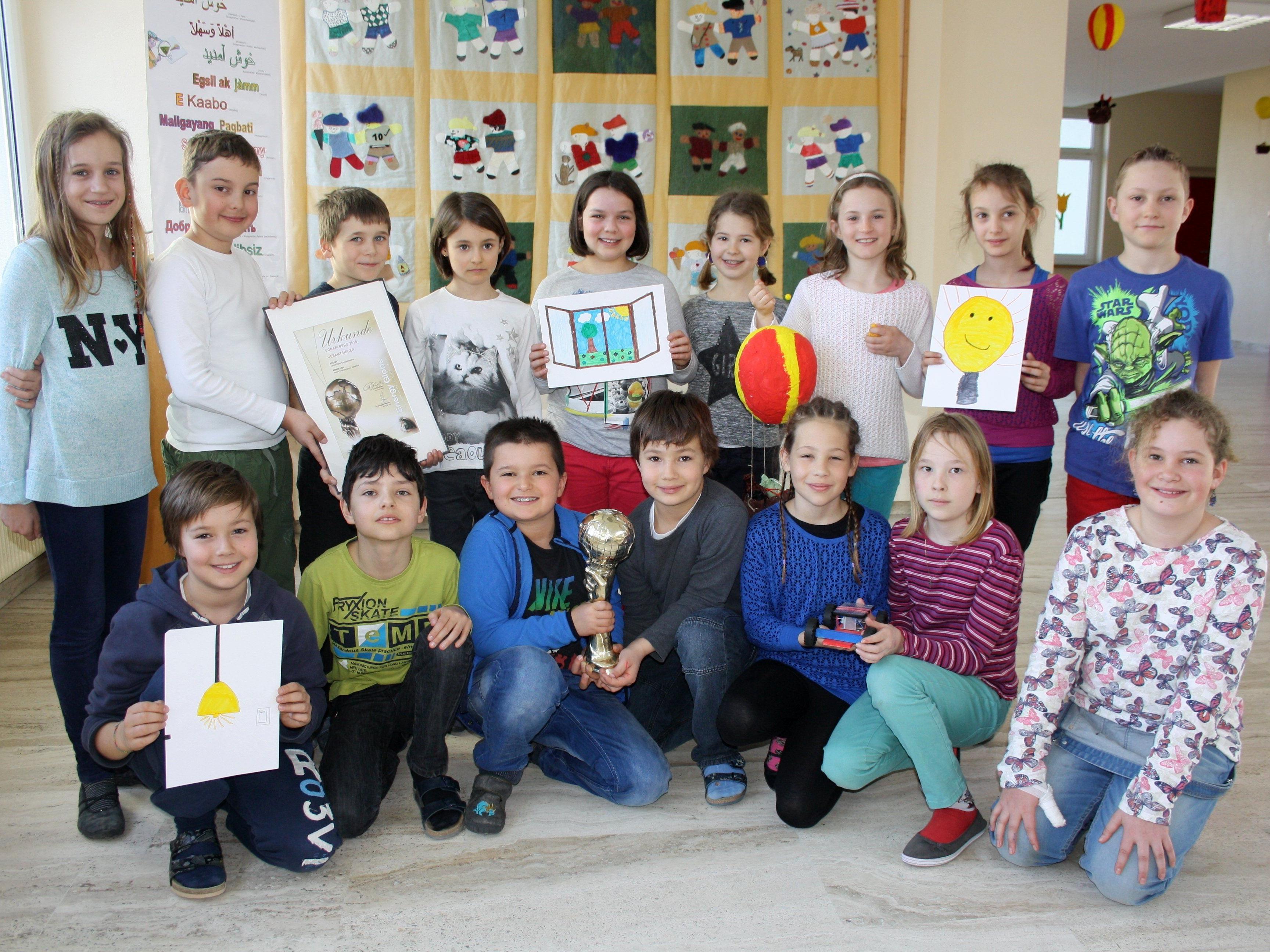 Die Energiedetektive der Volksschule Lochau präsentieren stolz den „Energy Globe Vorarlberg 2015“ samt Urkunde als schöne Auszeichnung für das Schulprojekt der Klima- und Energie-Modellregion Leiblachtal.