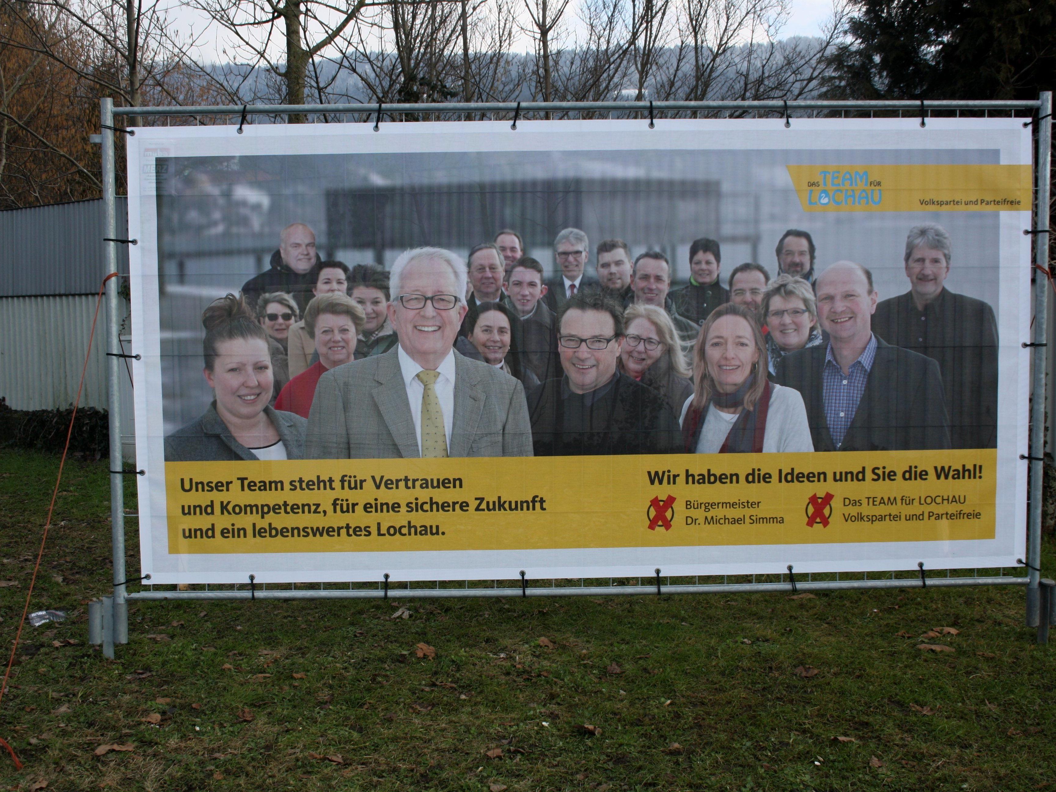 Auf sieben Großplakaten werben Bürgermeister Michael Simma und „Das TEAM für LOCHAU – Volkspartei und Parteifreie“ um Stimmen und Vertrauen.