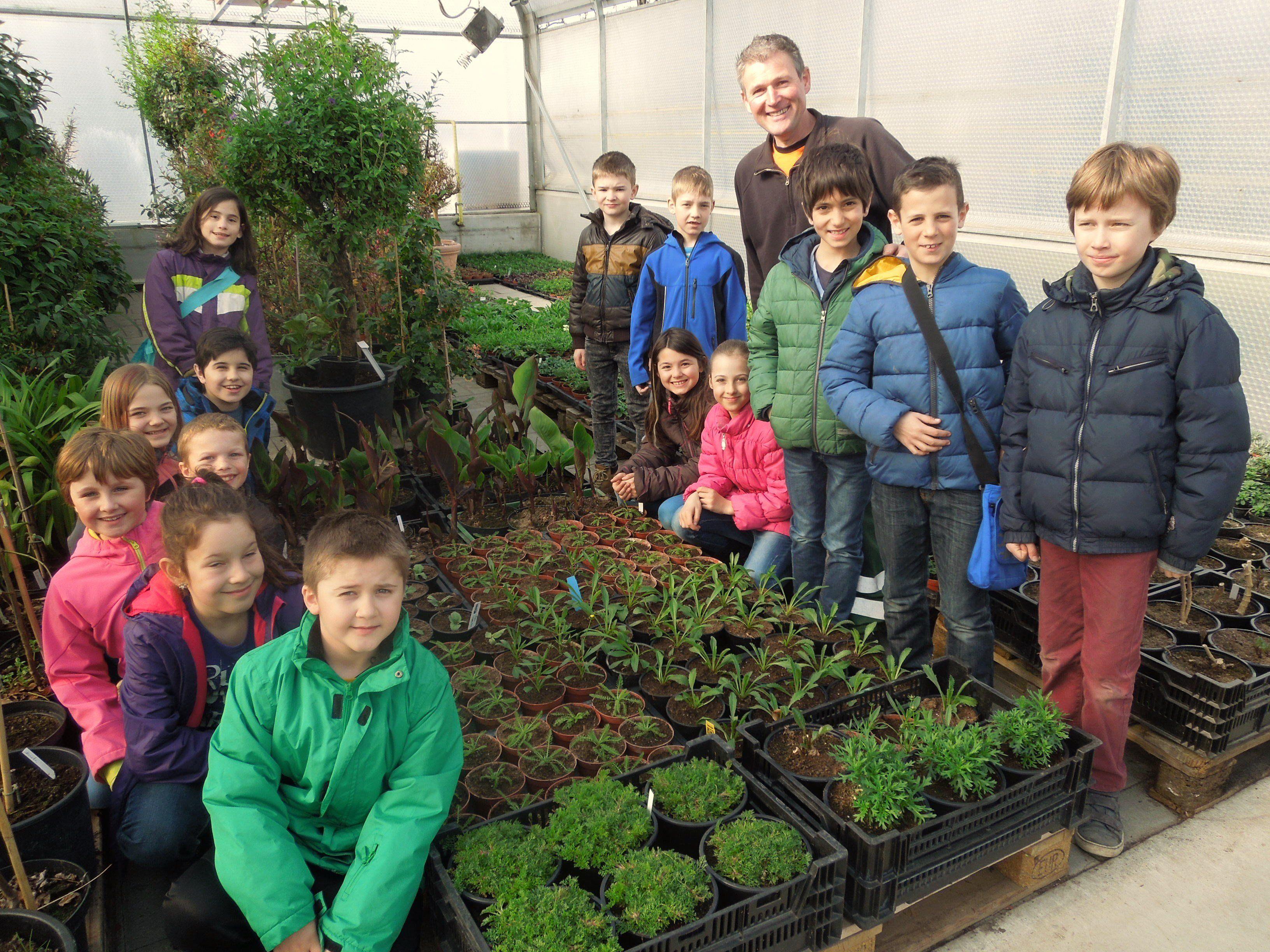 Stadtgärtner Thomas erklärte den Kindern, wie Dornbirn zur blühenden Gartenstadt wird.