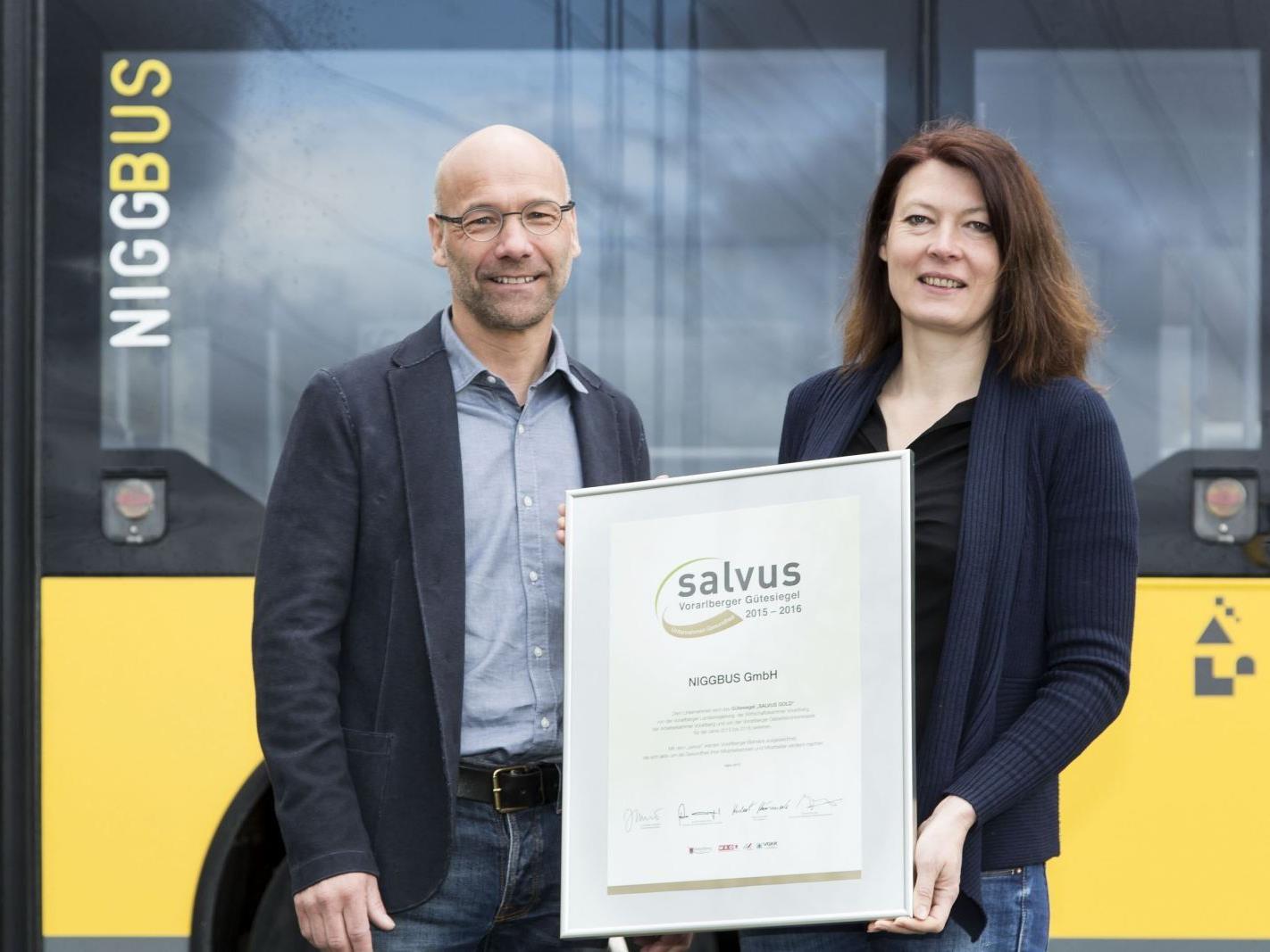 Geschäftsführer Alfred Herburger und Brigitte Gmeiner freuen sich über die Auszeichnung mit dem goldenen „Salvus“.