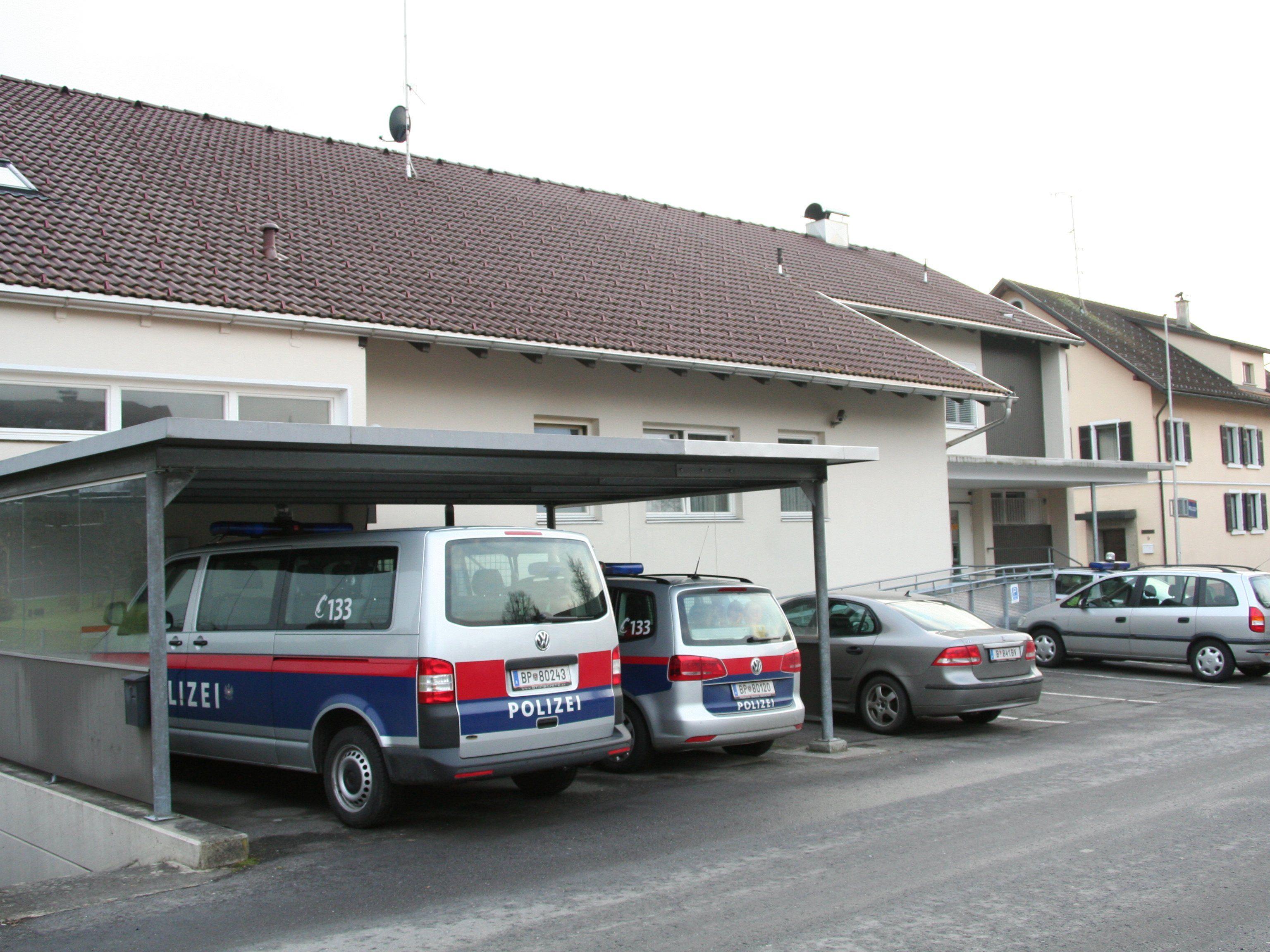 Tatort Polizeiinspektion Wolfurt: 33-Jähriger soll Akt und Uniform gestohlen haben.