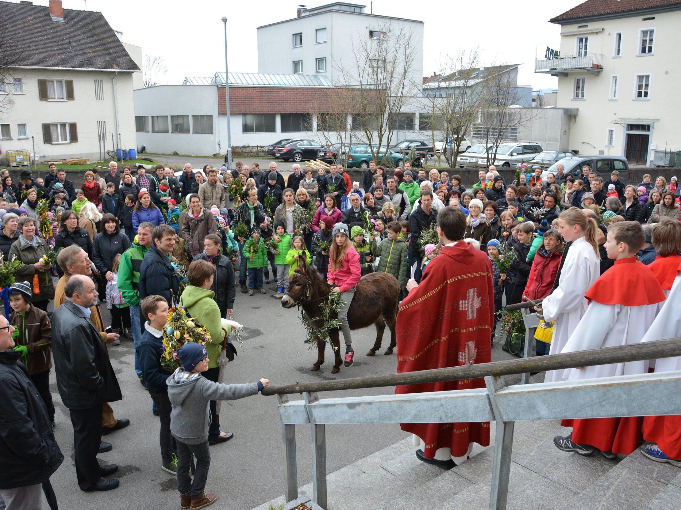 Kinder feierten Palmsonntag im Hatlerdorf.