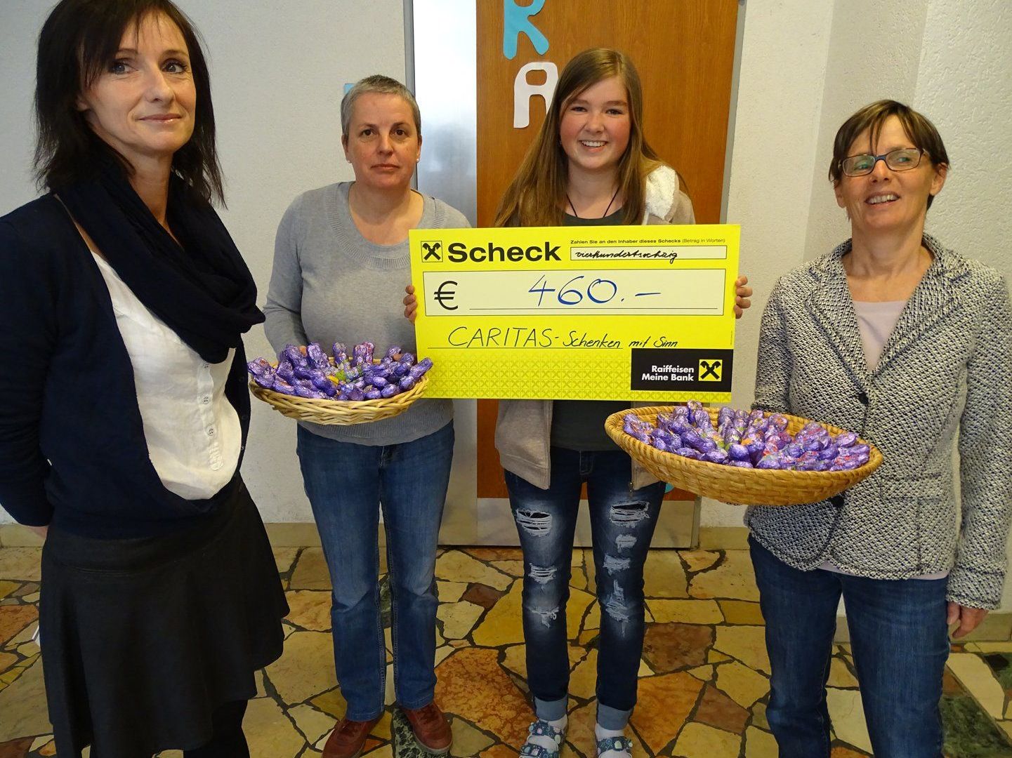 Margret Egger, Larissa Klien und Evi Mathis übergaben den Scheck an Sabine Längle (v.r.) Margret Egger, Larissa Klien und Evi Mathis übergaben den Scheck an Sabine Längle (v.r.)