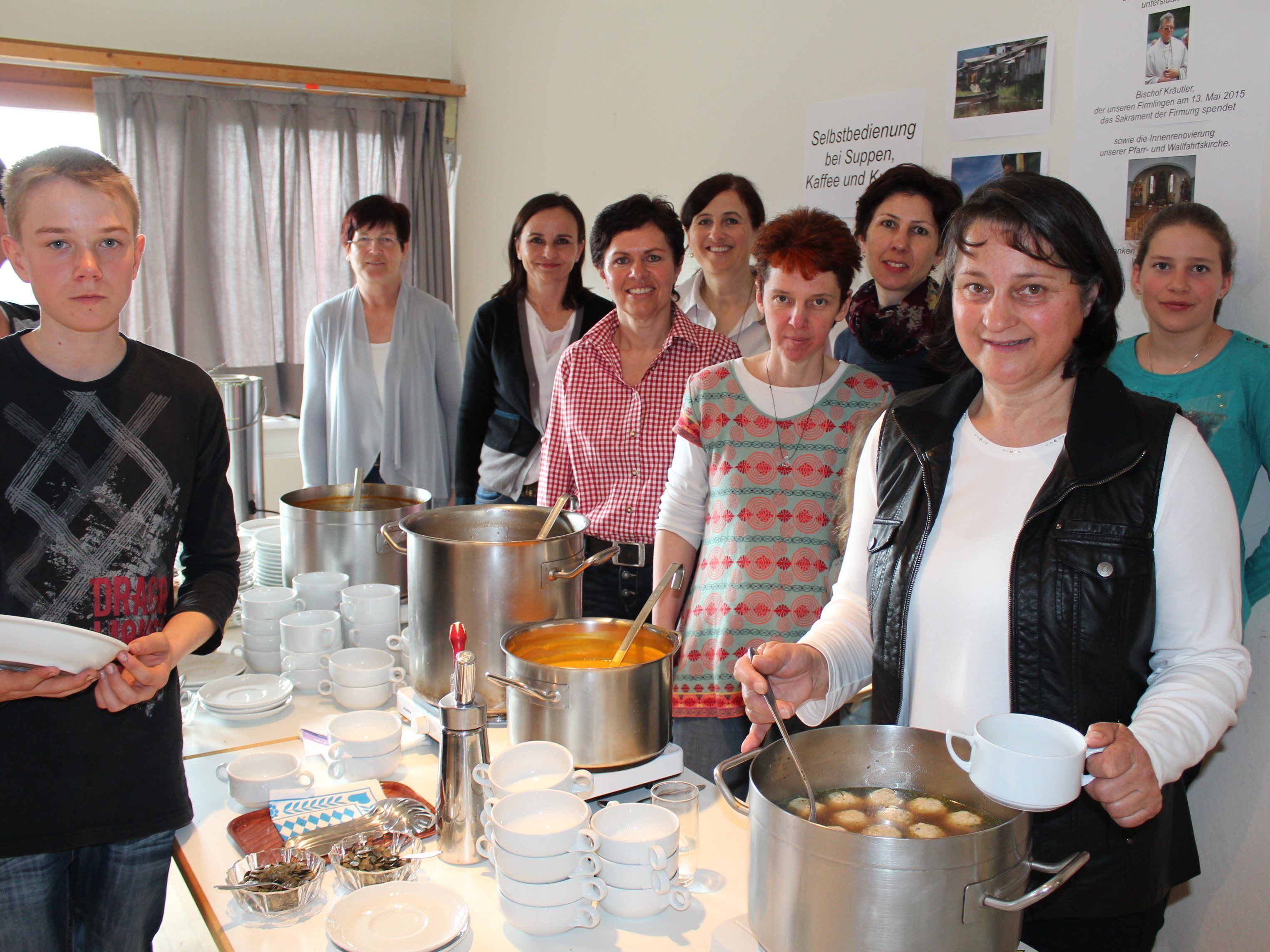 Das Team vom Pfarrgemeinderat servierte verschiedene Suppen und Kuchen. Das Team vom Pfarrgemeinderat servierte verschiedene Suppen und Kuchen.
