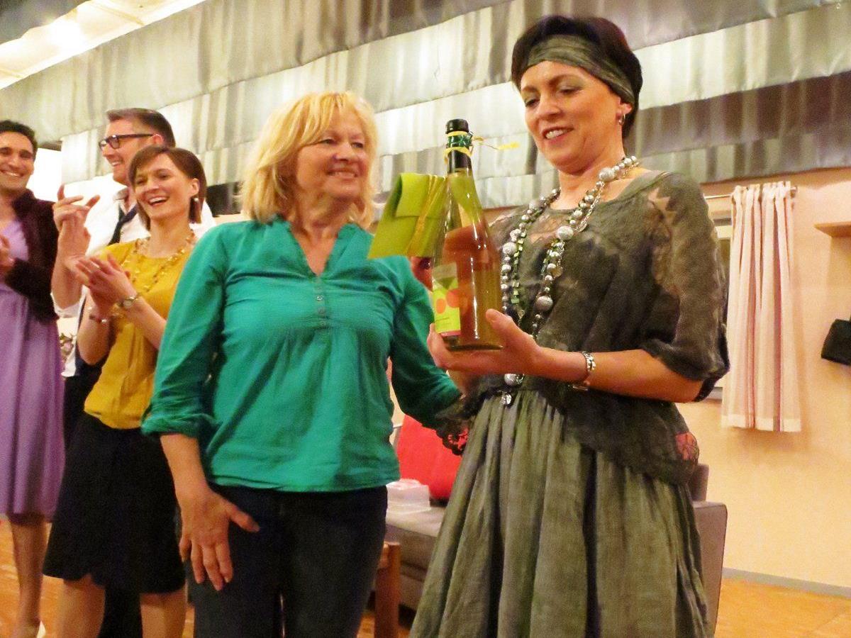 Gertrud Schütz (l.) überreicht Erna Gieselbrecht, Obfrau des Theatervereins Hohenweiler, als Dankeschön einen Gutschein für eine Sunnahof-Führung inkl. Kaffee und Kuchen.