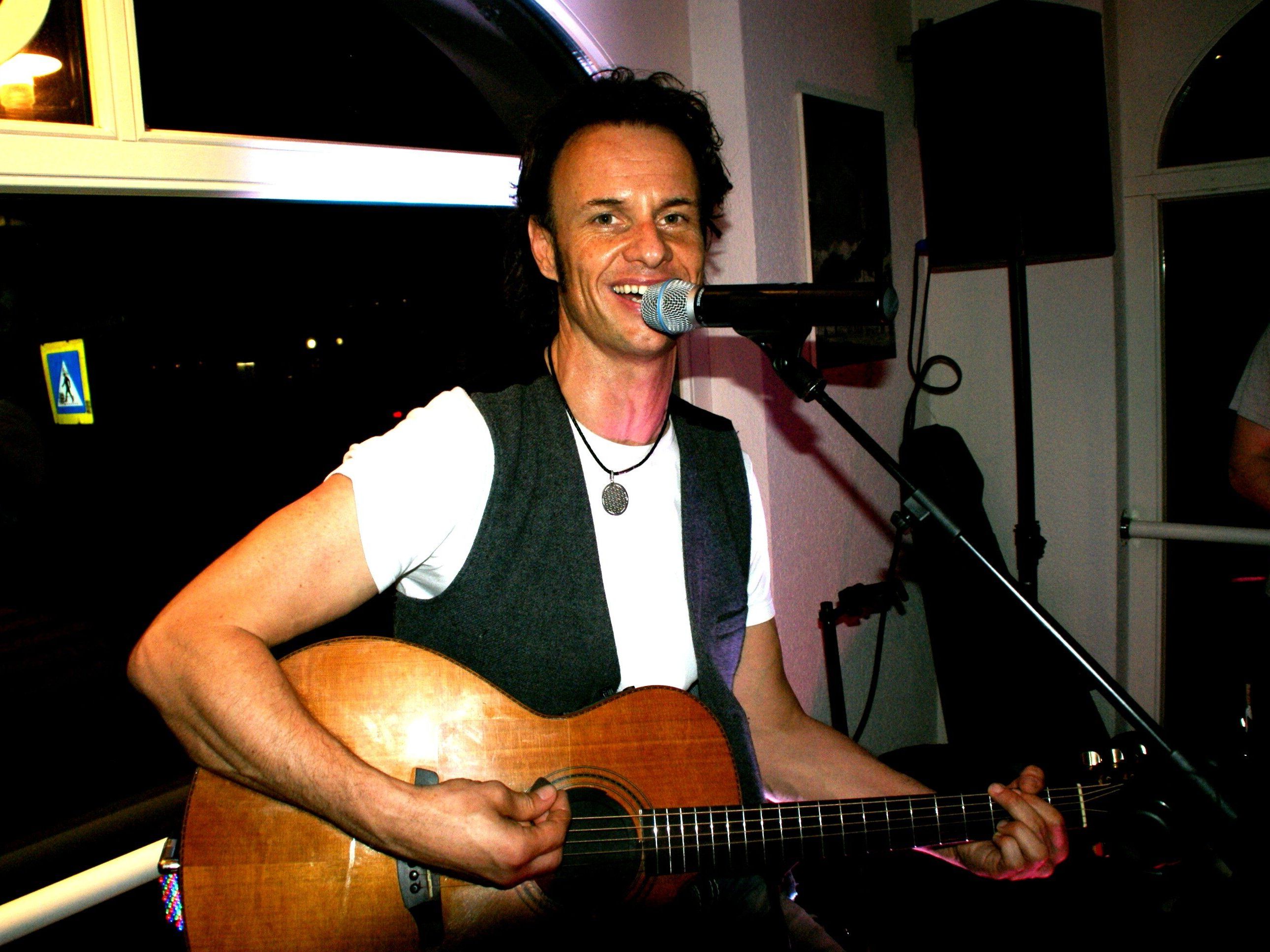 Wolfgang Frank spielte live im Austria Café Wolfgang Frank spielte live im Austria Café