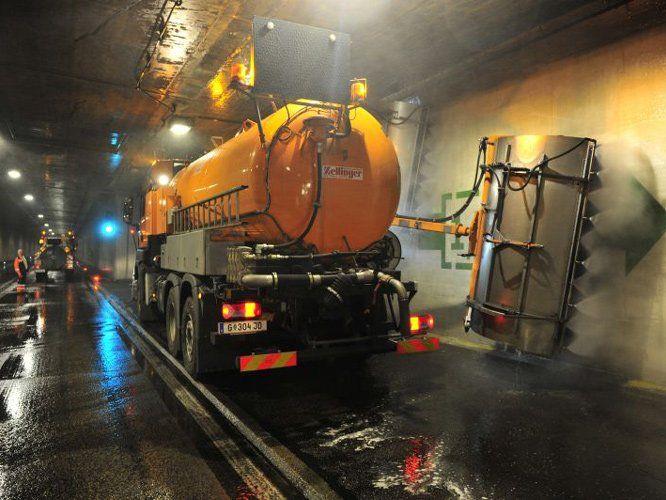 Tunnelwaschtage: Die Asfinag befreit ihre Tunnel von Staub und Schmutz der Wintermonate.
