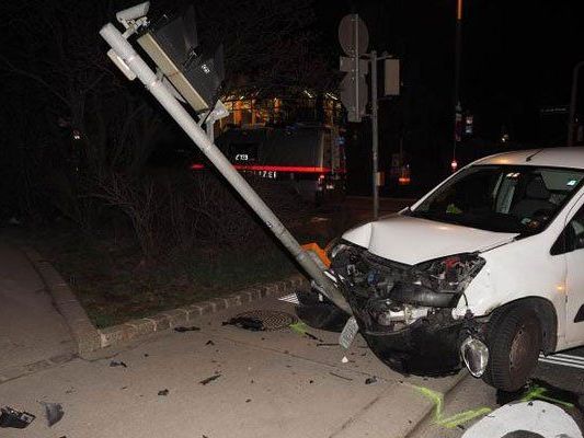 Der 24-jährige Alko-Lenker wurde bei dem Unfall verletzt. Der 24-jährige Alko-Lenker wurde bei dem Unfall verletzt.