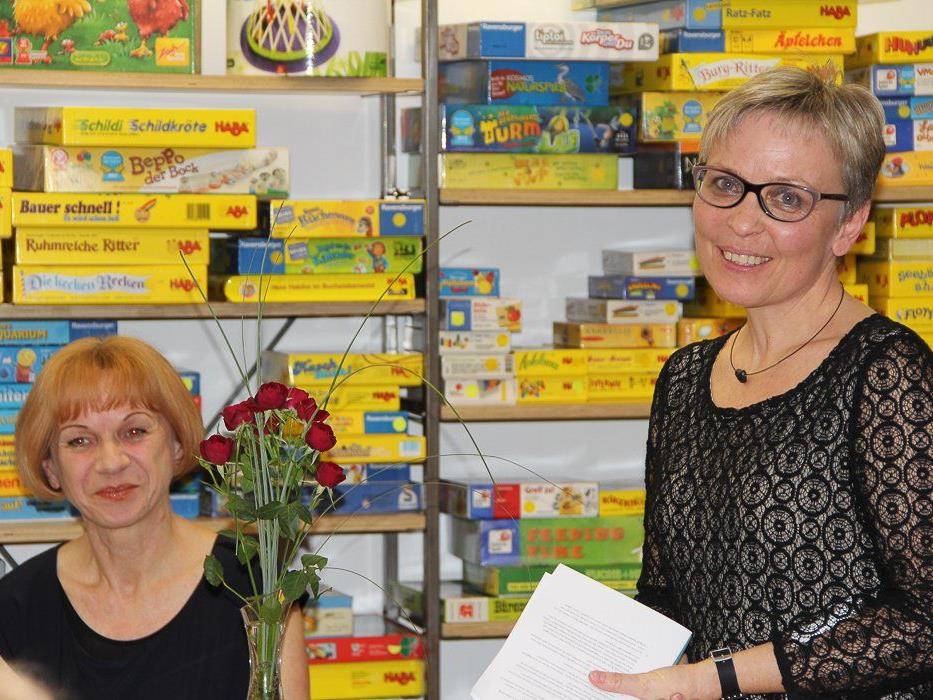 Margit Brunner Gohm freute sich über den Besuch der Autorin Brandstetter in Satteins.