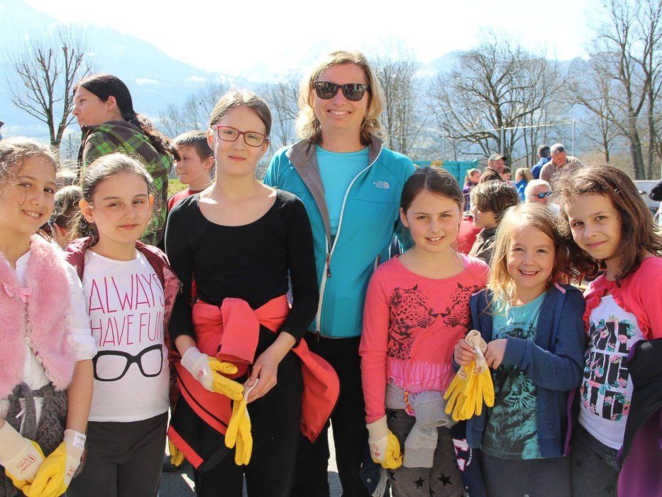 Eine ganze Schar Mädels unterstützte Nicole Rhomberg bei der Flurreinigung Eine ganze Schar Mädels unterstützte Nicole Rhomberg bei der Flurreinigung