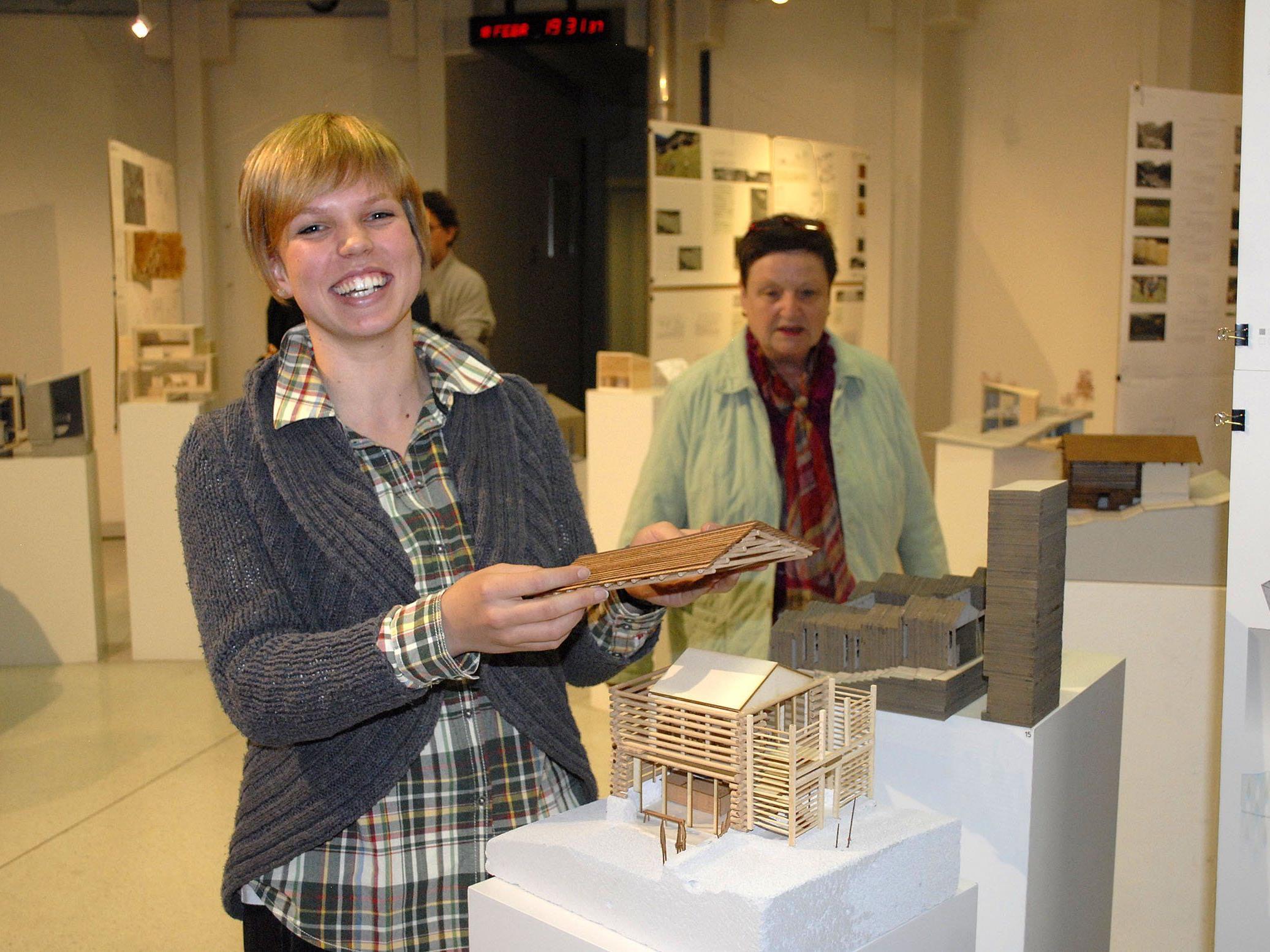 Architekturstudentin Katharina Scharler aus Reuthe zeigt in der Ausstellung "Zukunft Maisäß Montafon" ihren Entwurf.