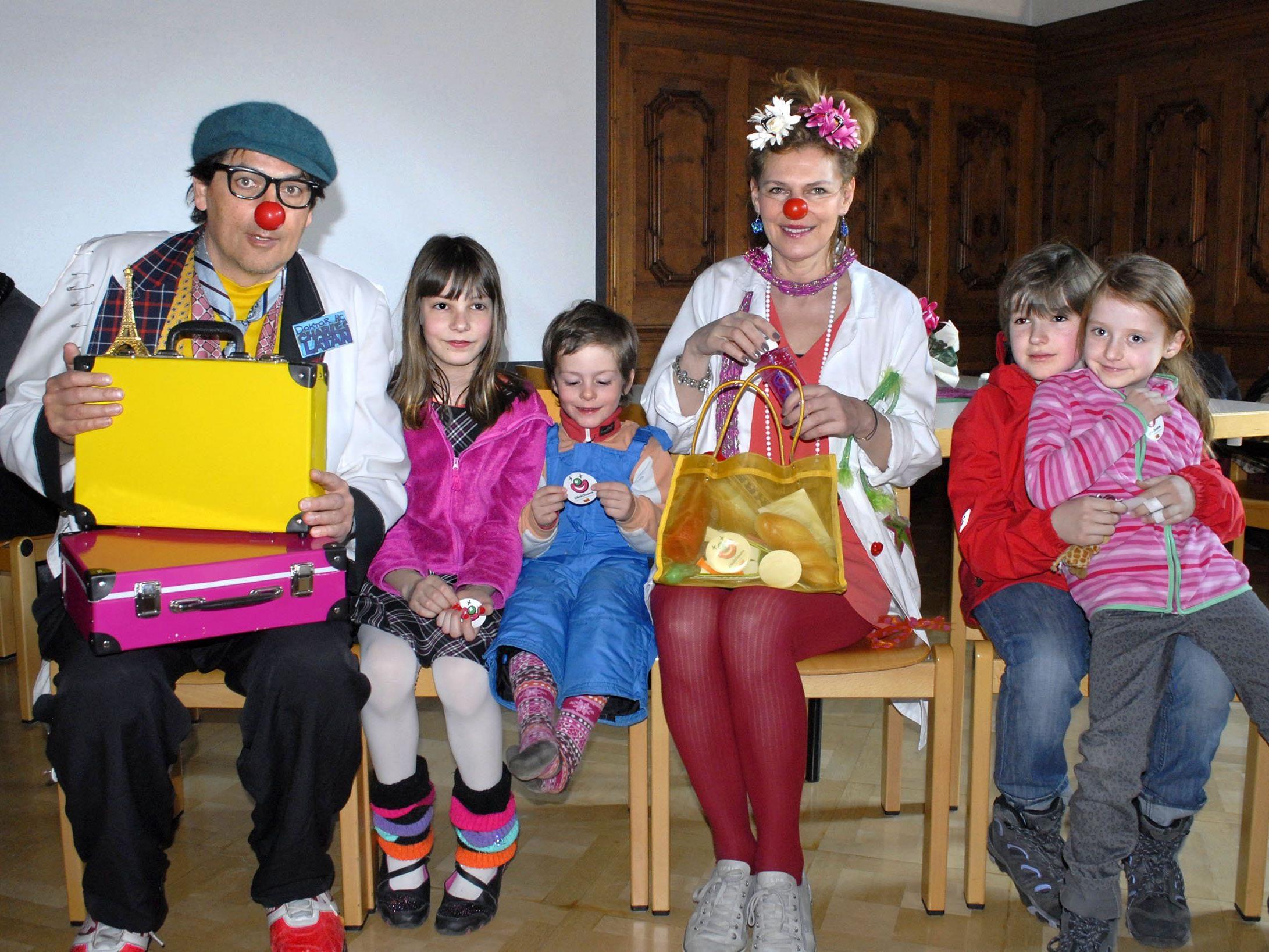 Ein Clown-Paar der CliniClowns Vorarlberg mischte sich beim Suppentag im Schrunser Pfarrheim unter die Menge.