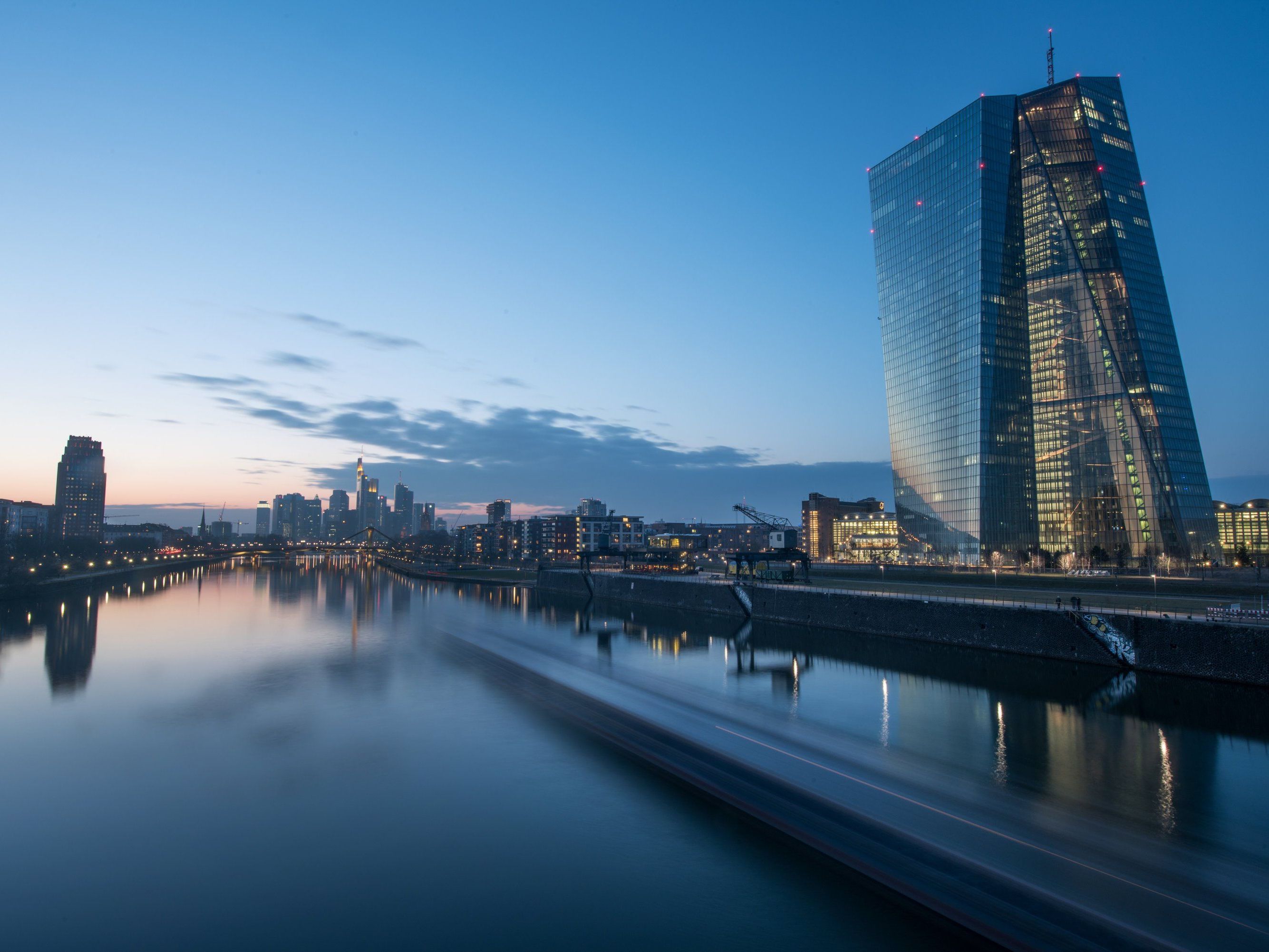 Das schöne Licht der blauen Stunde in Frankfurt täuscht: Der Euro schwächelt wie seit 2003 nicht mehr. Das schöne Licht der blauen Stunde in Frankfurt täuscht: Der Euro schwächelt wie seit 2003 nicht mehr.