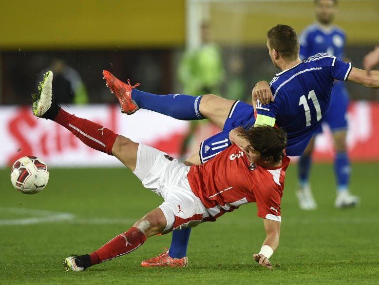 Dragovic im Duell mit Dzeko Dragovic im Duell mit Dzeko