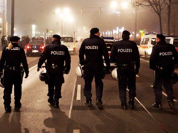 Die Wiener Polizei sorgt seit einiges Wochen mit gewalttätigen Festnahmen für Schlagzeilen. Die Wiener Polizei sorgt seit einiges Wochen mit gewalttätigen Festnahmen für Schlagzeilen.