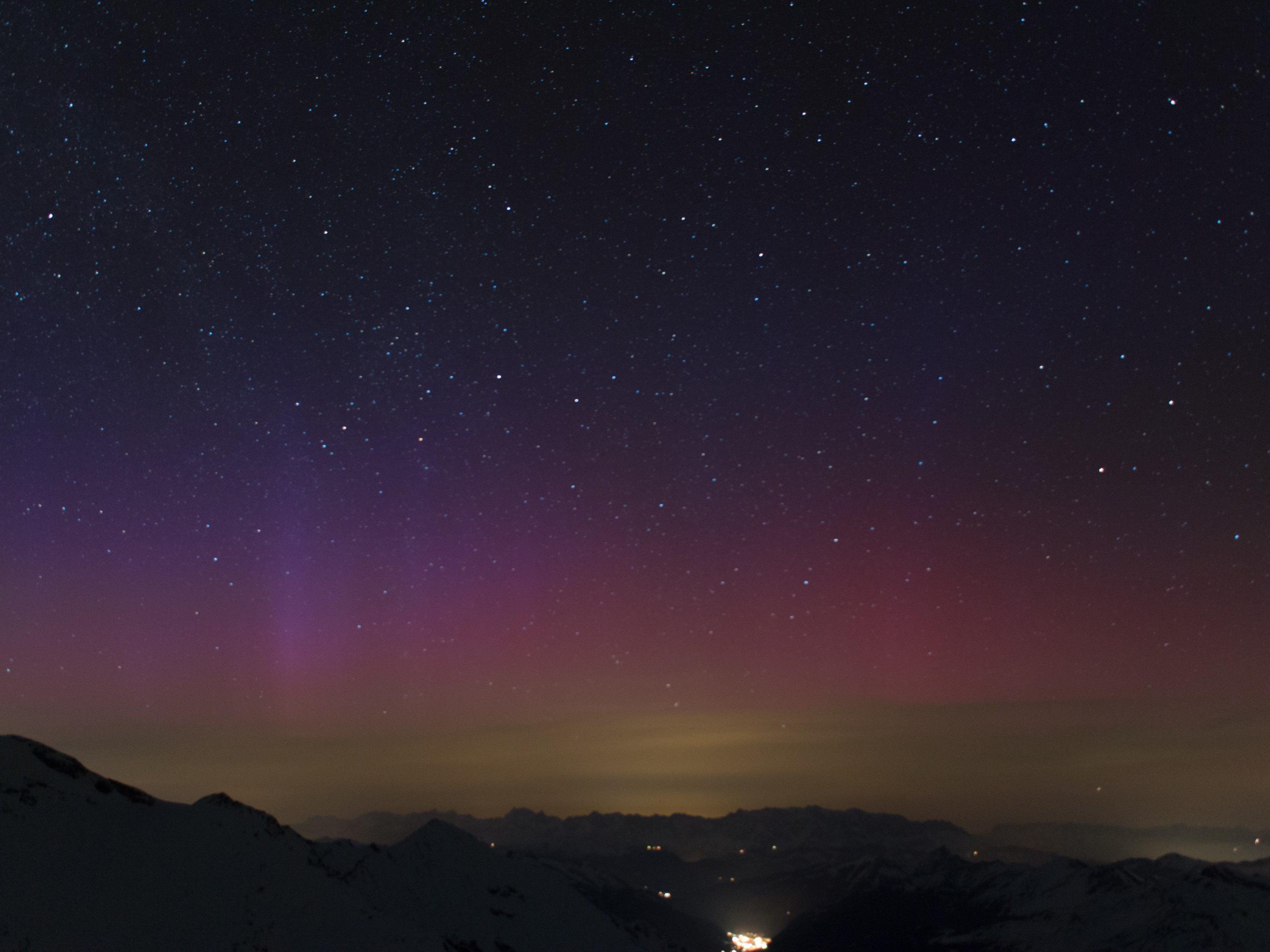Ein Nordlicht sorgte am Nachthimmel über Österreich für ungewöhnliche Farberscheinungen