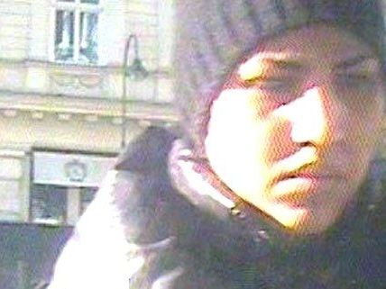 Die Polizei sucht nach dieser Frau. Die Polizei sucht nach dieser Frau.