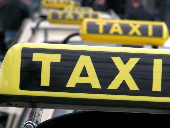 Der Streit um die Fahrten Vorarlberger Taxler zum Flughafen Kloten geht weiter. Der Streit um die Fahrten Vorarlberger Taxler zum Flughafen Kloten geht weiter.