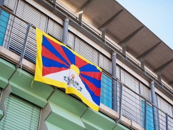Die tibetische Flagge am Harder Rathaus. (Bild: Leserreporterin D. Stankovic)