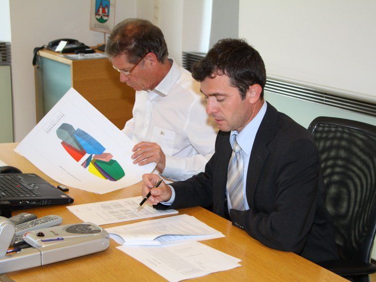 Bürgermeister Martin Summer und Gemeinde-Mitarbeiter Hugo Bertsch sind schon im Wahlstress. Bürgermeister Martin Summer und Gemeinde-Mitarbeiter Hugo Bertsch sind schon im Wahlstress.