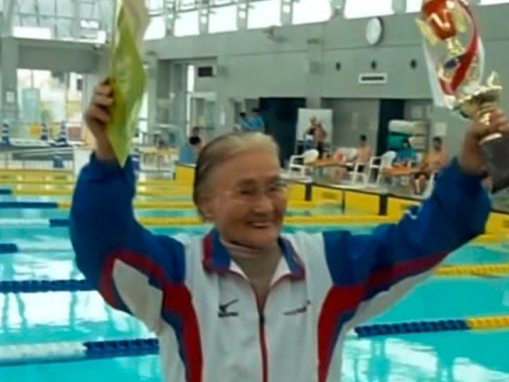 Mieko Nagaoka begann erst mit 80 zu Schwimmen. Mieko Nagaoka begann erst mit 80 zu Schwimmen.