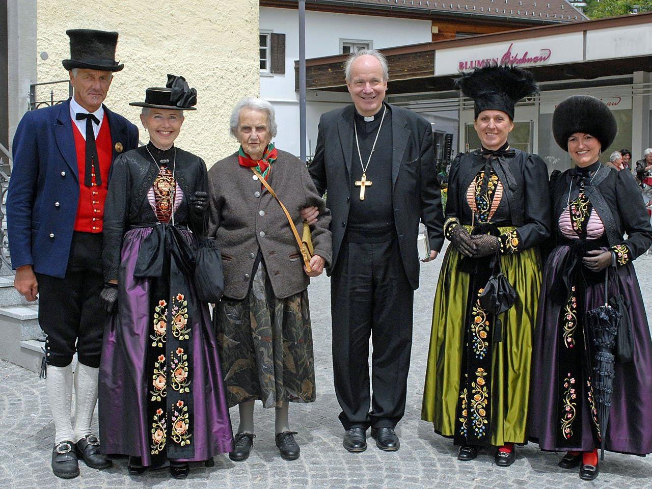 Eleonore Schönborn mit ihrem Sohn, Kardinal Christoph Schönborn und Montafoner Trachtenträgern am 30. Juni 2013