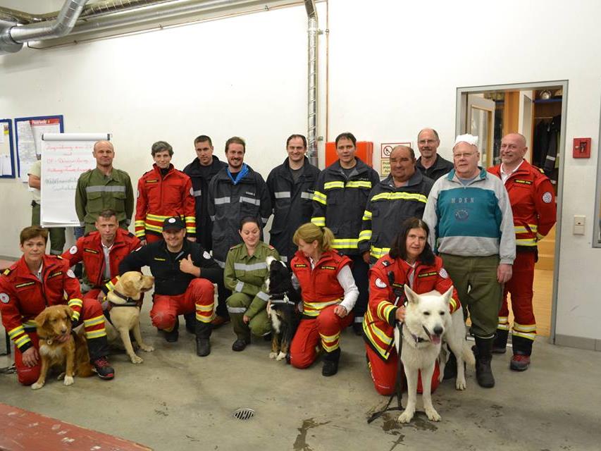 Feuerwehr Ernstfallübung mit der österreichischen Rettungshundebrigarde