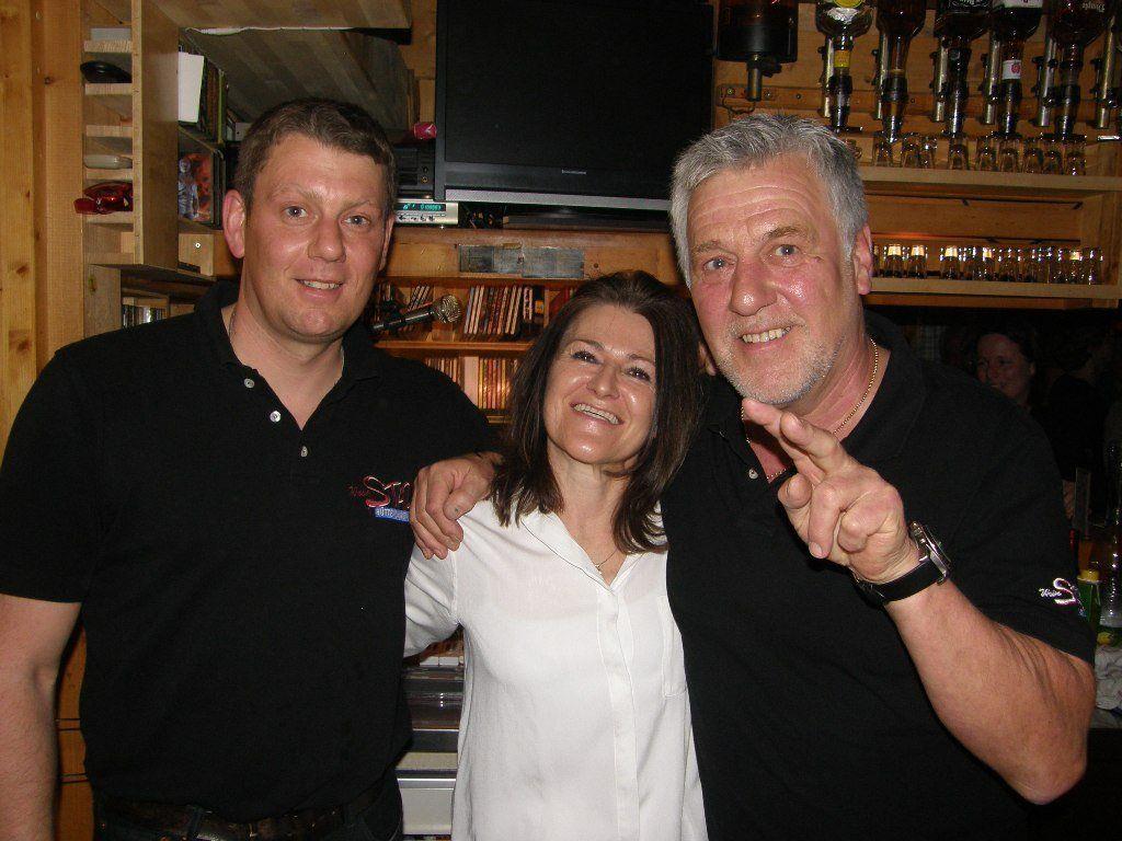 Michael (li.) und Erich Lehner sowie Bar-Chefin Krimhild Lang luden letztmalig in den "Stadl".