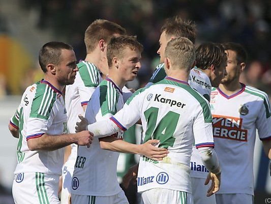 Torschütze Philipp Schobesberger (m.) von den Teamkollegen gefeiert Torschütze Philipp Schobesberger (m.) von den Teamkollegen gefeiert