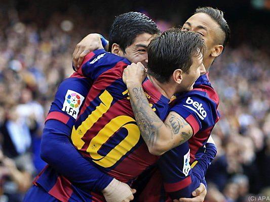Doppeltorschütze Luis Suarez knuddelt mit Messi und Neymar