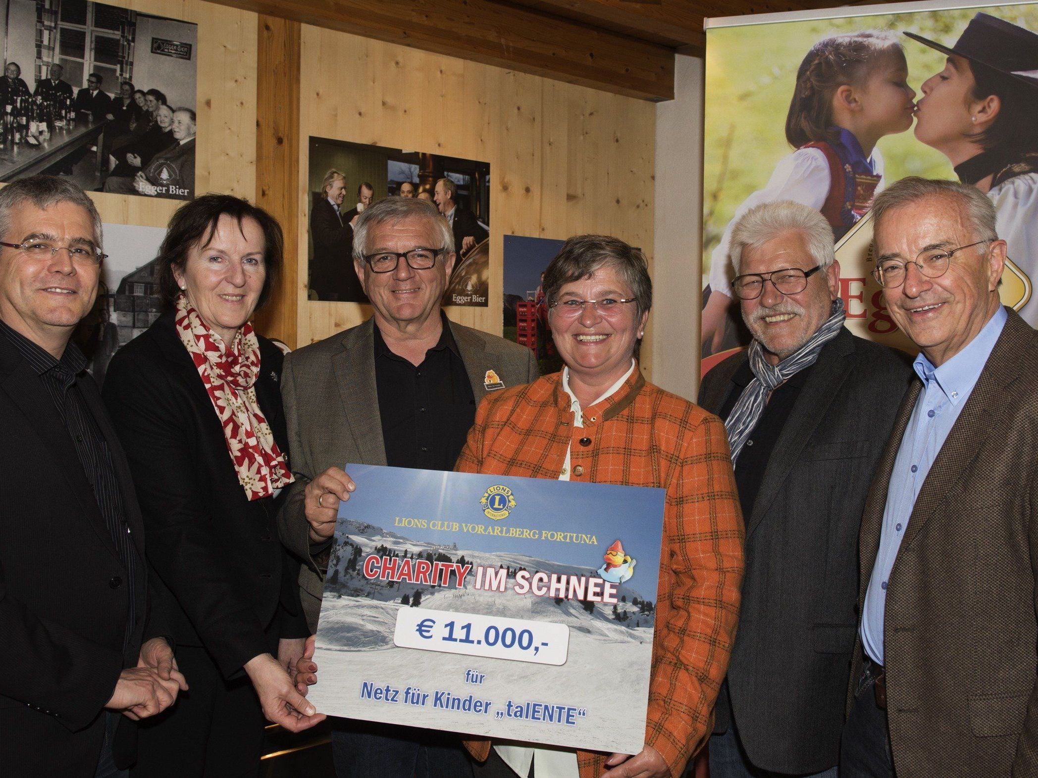 In einem besonderen Rahmen, dank der Brauerei Egg, Luis Weidinger und Hubert Berkmann als Sponsor und Gastgeber konnte der Lions Club Vorarlberg Fortuna die Partner und Sponsoren der „Charity im Schnee“ begrüssen. Dieser besondere Event, dem weltweit einzigartigen Entenskirennen, brachte für das talEnte-Haus vom Netz für Kinder € 11.000,-- ein.   In einer einzigartigen Partnerschaft mit den Skiliften Schröcken, allen voran Klaus Wiethüchter, dem ORF Vorarlberg Dir. Markus Klement und der Marketingchefin Eva Maria Thurnher und dem WEEKEND Magazin Arno Riedmann und Anton Willam ging diese besondere Charity bereits zum 2.Mal über die Bühne. Die Ideengeberin und Organisatorin Andrea Helbok und die Präsidentin Monika Sauermoser vom Lions Club Vorarlberg Fortuna konnten mit grosser Freude an den Obmann Franz Abbrederis vom Netz für Kinder den Scheck übergeben. Den gemütlichen Abend genossen: der Schirmherr der Veranstaltung Herbert Sausgruber und Ilga Sausgruber (NfK), Klaus Wiethüchter, GFF der Skilifte Schröcken mit seinem Team, Siegi Hollaus, Otmar Spiegel und Sonja Feuerstein. Renate Moser und Rolf Seewald (Intersky), Renato und Sabine Schneider (Autohaus Strolz), Thomas und Irene Walch (Bäckerei und Hotel Walserberg, Warth) Andreas Helbok (Felder-Häusle-Helbok), Julian Eiter (Trend Media), vom Netz für Kinder Obmann Franz Abbrederis, Mag. David Kessler, Egide und Marialis Bischofberger, Edith Themessl und Günter Schwarzl, sowie die Mitglieder vom LC Vorarlberg Fortuna Renate Moser, Kyriaki Efstathiou, Ingrid Köb-Berchtold, Jutta Diem und Marlies Michel In einem besonderen Rahmen, dank der Brauerei Egg, Luis Weidinger und Hubert Berkmann als Sponsor und Gastgeber konnte der Lions Club Vorarlberg Fortuna die Partner und Sponsoren der „Charity im Schnee“ begrüssen. Dieser besondere Event, dem weltweit einzigartigen Entenskirennen, brachte für das talEnte-Haus vom Netz für Kinder € 11.000,-- ein.   In einer einzigartigen Partnerschaft mit den Skiliften Schröcken, allen voran Klaus Wiethüchter, dem ORF Vorarlberg Dir. Markus Klement und der Marketingchefin Eva Maria Thurnher und dem WEEKEND Magazin Arno Riedmann und Anton Willam ging diese besondere Charity bereits zum 2.Mal über die Bühne. Die Ideengeberin und Organisatorin Andrea Helbok und die Präsidentin Monika Sauermoser vom Lions Club Vorarlberg Fortuna konnten mit grosser Freude an den Obmann Franz Abbrederis vom Netz für Kinder den Scheck übergeben. Den gemütlichen Abend genossen: der Schirmherr der Veranstaltung Herbert Sausgruber und Ilga Sausgruber (NfK), Klaus Wiethüchter, GFF der Skilifte Schröcken mit seinem Team, Siegi Hollaus, Otmar Spiegel und Sonja Feuerstein. Renate Moser und Rolf Seewald (Intersky), Renato und Sabine Schneider (Autohaus Strolz), Thomas und Irene Walch (Bäckerei und Hotel Walserberg, Warth) Andreas Helbok (Felder-Häusle-Helbok), Julian Eiter (Trend Media), vom Netz für Kinder Obmann Franz Abbrederis, Mag. David Kessler, Egide und Marialis Bischofberger, Edith Themessl und Günter Schwarzl, sowie die Mitglieder vom LC Vorarlberg Fortuna Renate Moser, Kyriaki Efstathiou, Ingrid Köb-Berchtold, Jutta Diem und Marlies Michel