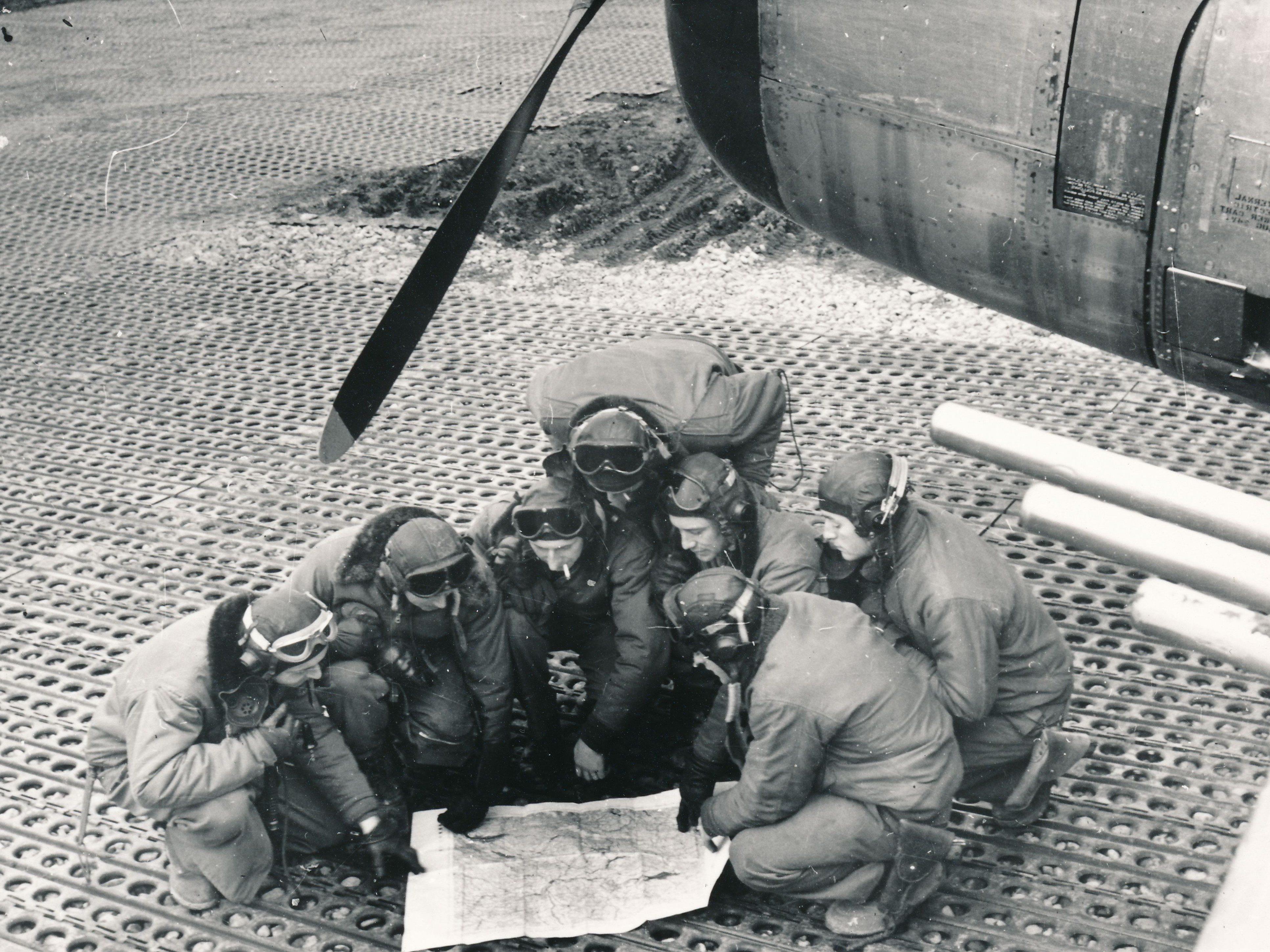 Französische Piloten studieren das Einsatzgebiet Vorarlberg. Ihr Auftrag: Den deutschen Rückzug stören und eigene Truppen unterstützen.
