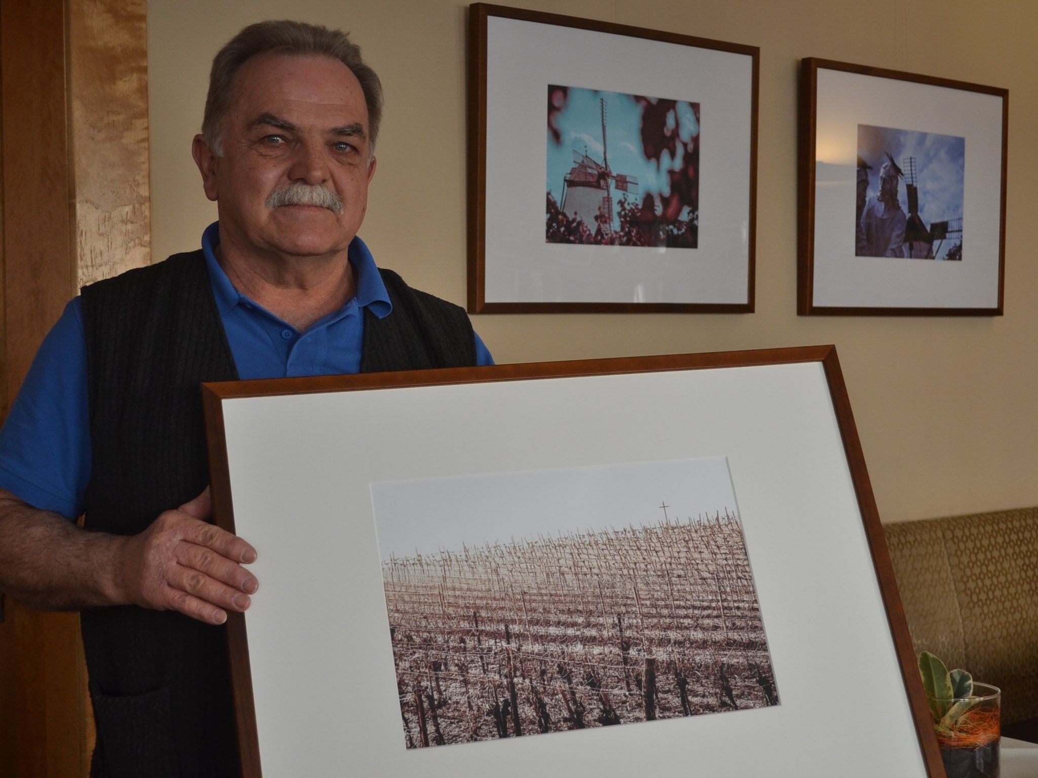 Alfons Kaufmann stellt derzeit im Nenzinger Dorfcafé aus. Alfons Kaufmann stellt derzeit im Nenzinger Dorfcafé aus.
