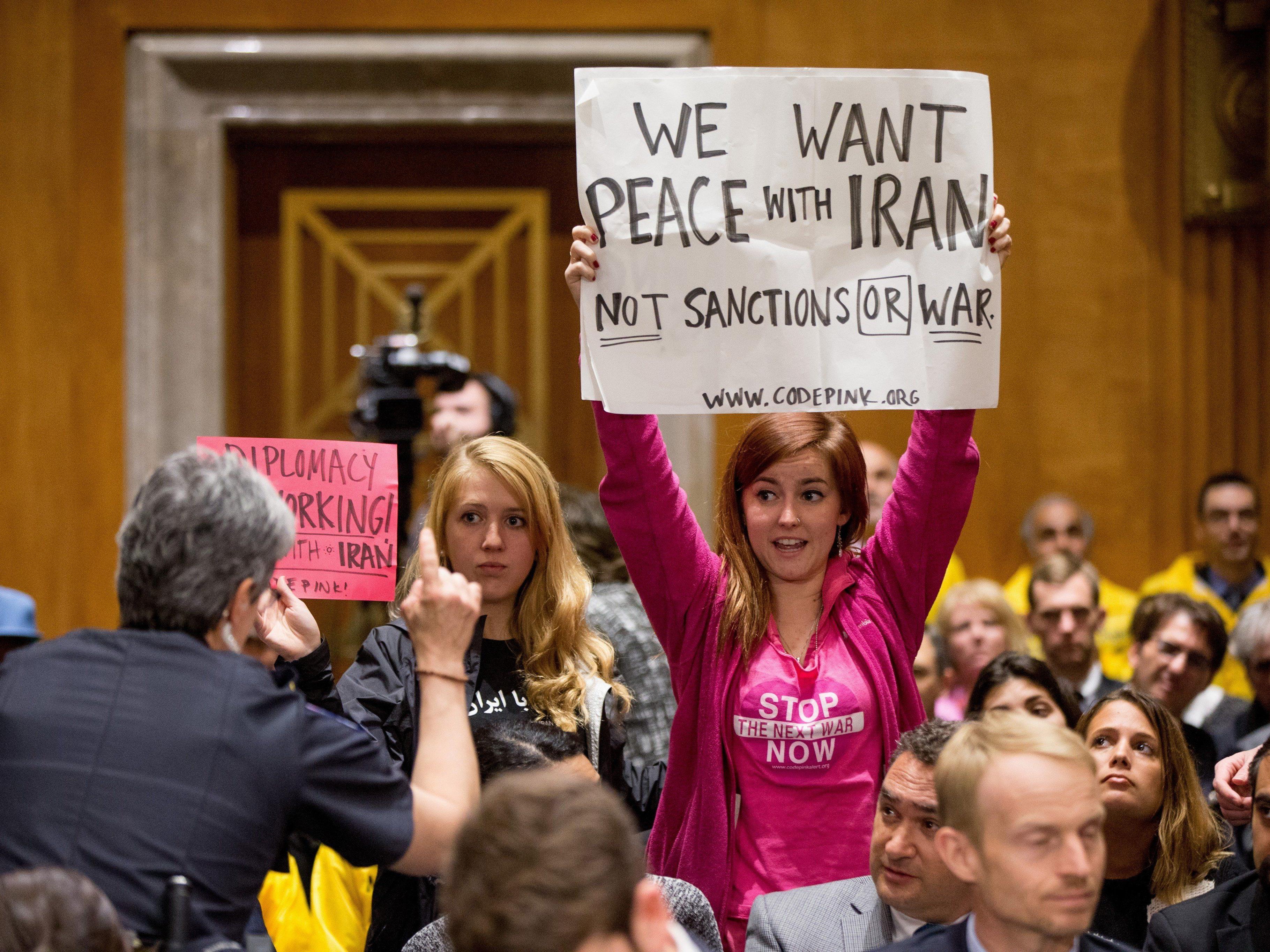 Gegen den im US-Senatsausschuss beschlossenen Gesetzentwurf zum Iran gab es Proteste.