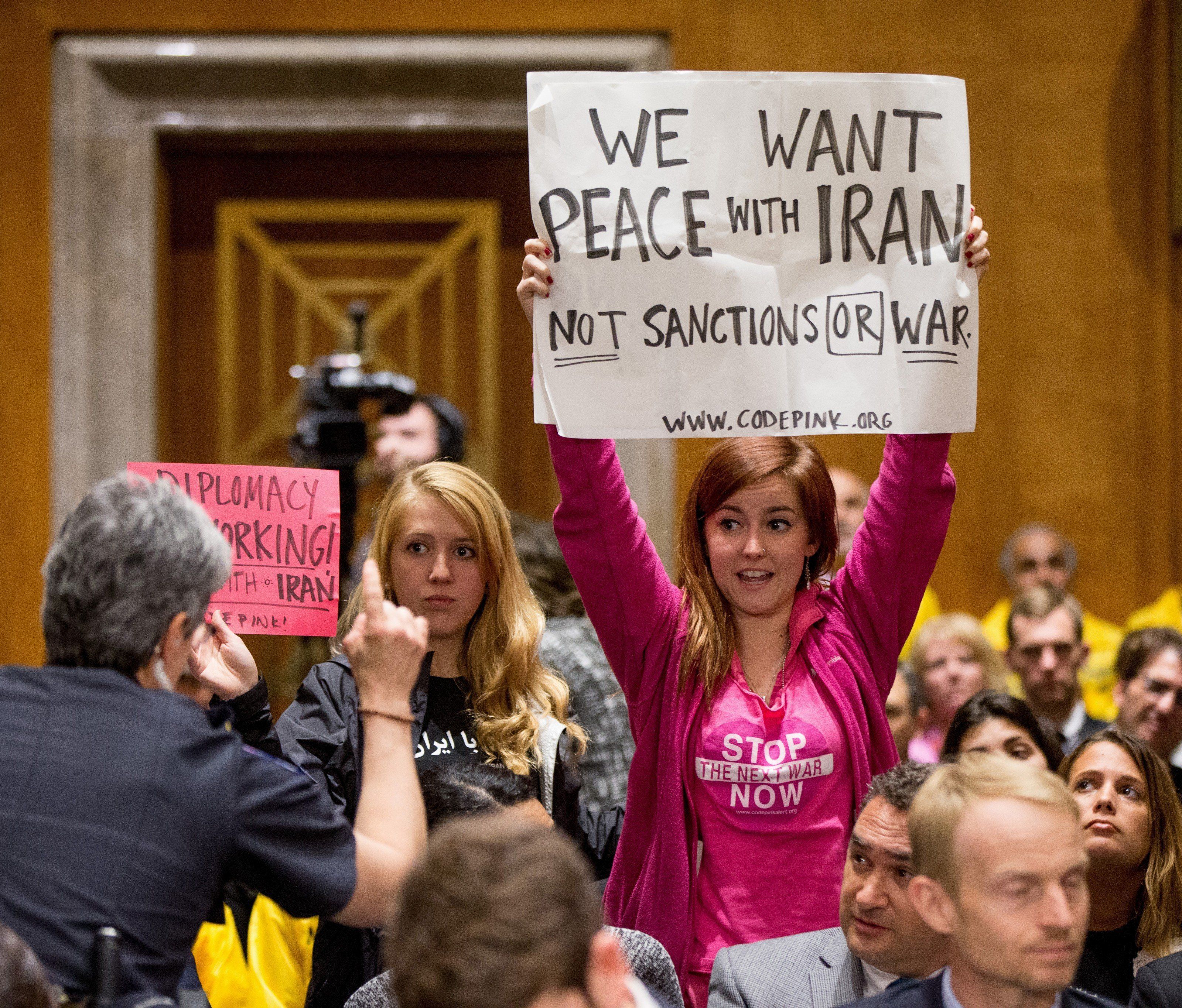 Gegen den im US-Senatsausschuss beschlossenen Gesetzentwurf zum Iran gab es Proteste. Gegen den im US-Senatsausschuss beschlossenen Gesetzentwurf zum Iran gab es Proteste.