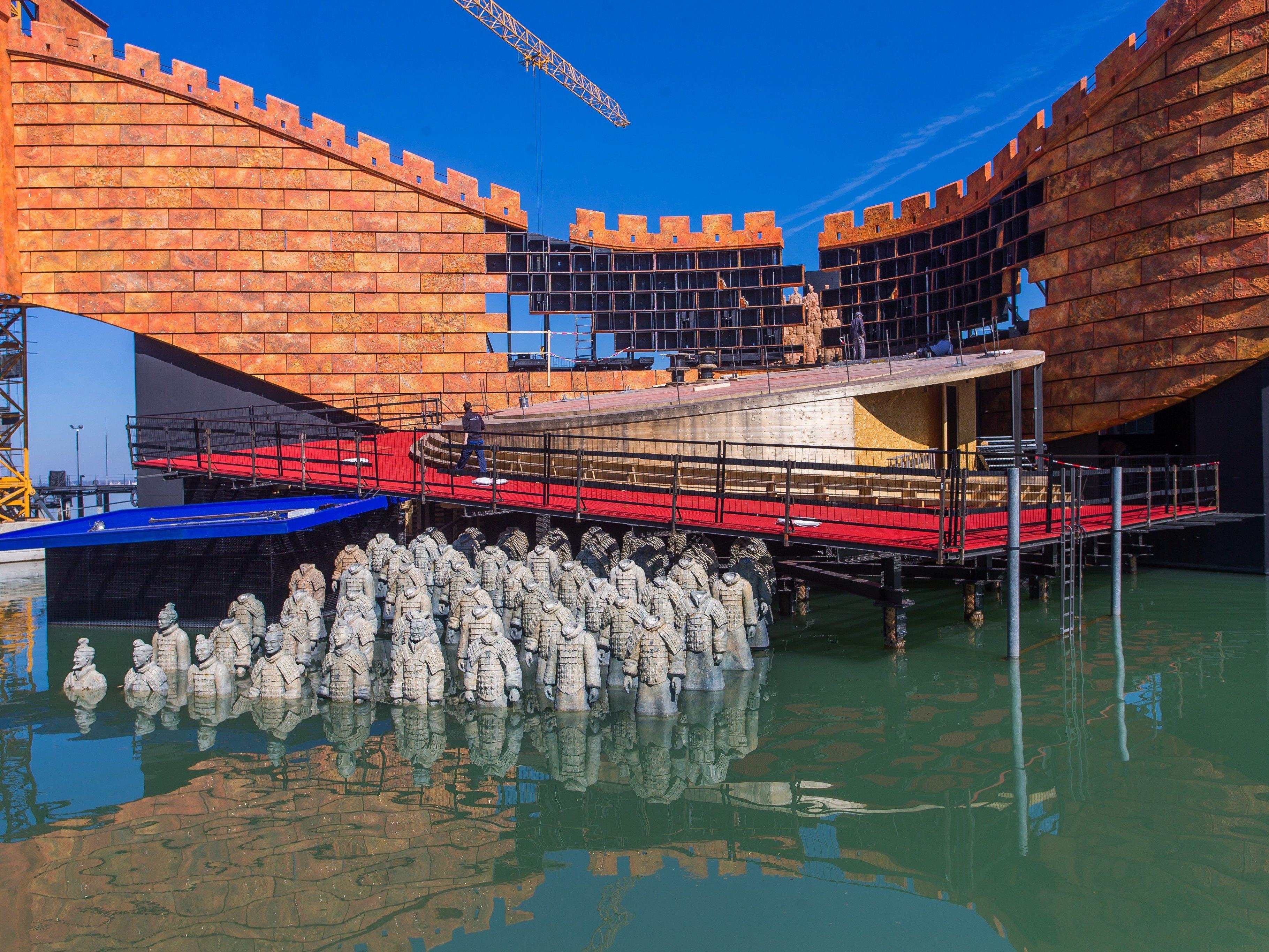 Die neue Kulisse der Seebühne soll die Chinesische Mauer darstellen.