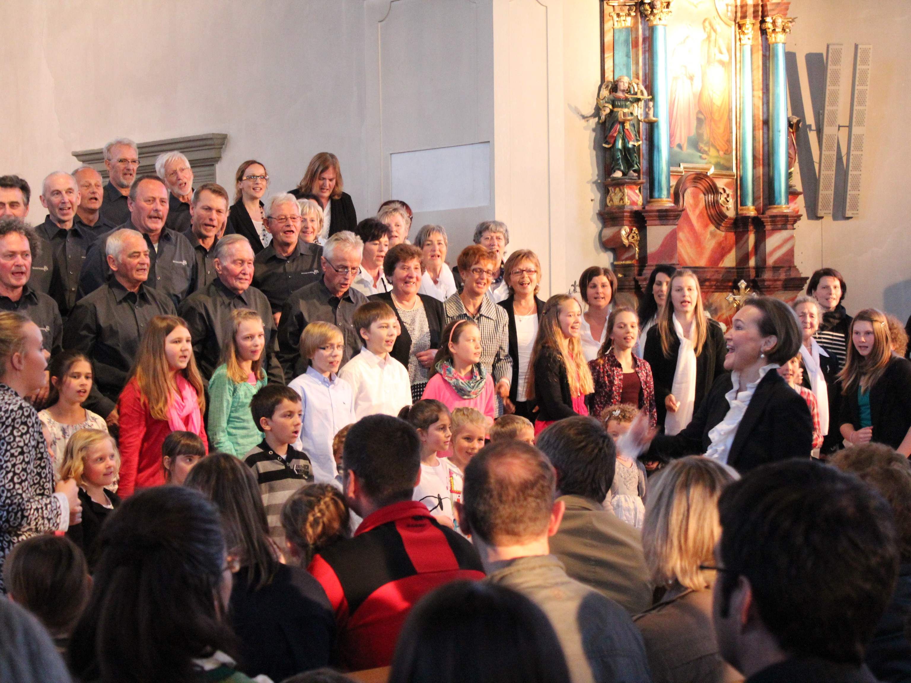 Klein und Groß beim gemeinsamen Singen in der Wallfahrtskirche. Klein und Groß beim gemeinsamen Singen in der Wallfahrtskirche.